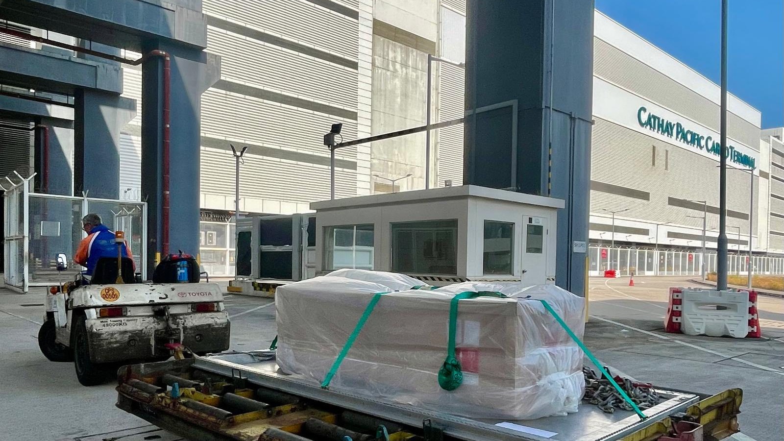 宏福苑大火|首名印傭遺體運返印尼 僱主落淚告別 其母亦遇難 宏福苑大火|首名印傭遺體運返印尼 僱主落淚告別 其母亦遇難