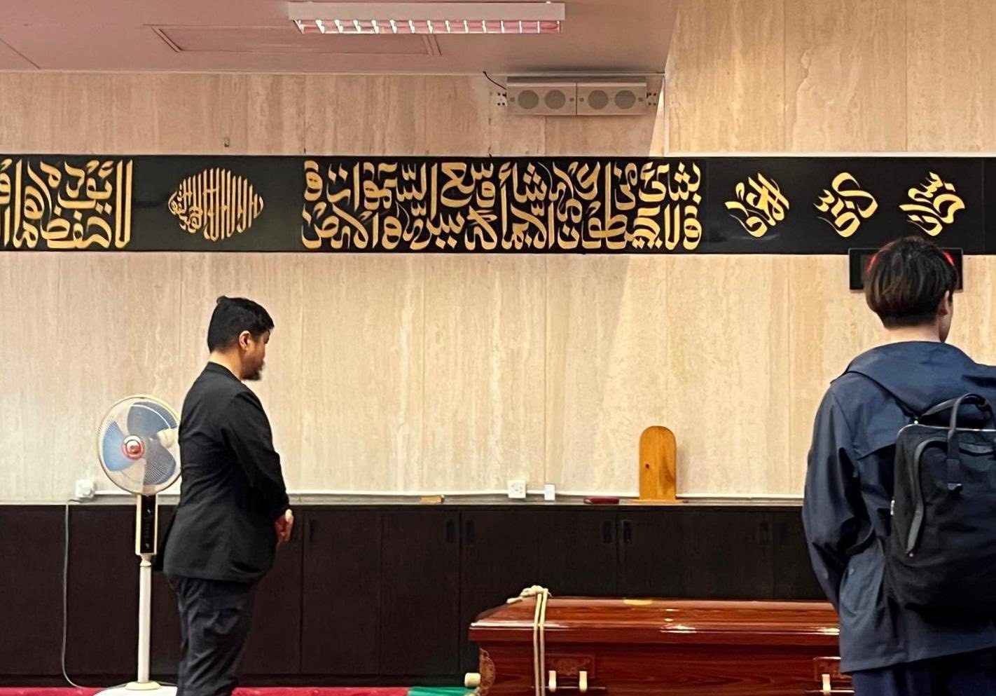 一名在宏福苑火災中遇難的印傭今日（21日）運返印尼前，非牟利機構毋忘愛安排舉行告別式，主席范寧（圖左）出席。（毋忘愛相片）