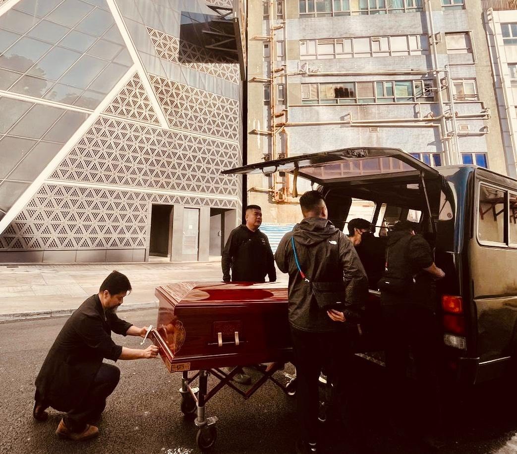 一名在宏福苑火災中遇難的印傭今日（21日）運返印尼，非牟利機構毋忘愛主席范寧（圖左）運送遺體至機場。（毋忘愛相片）