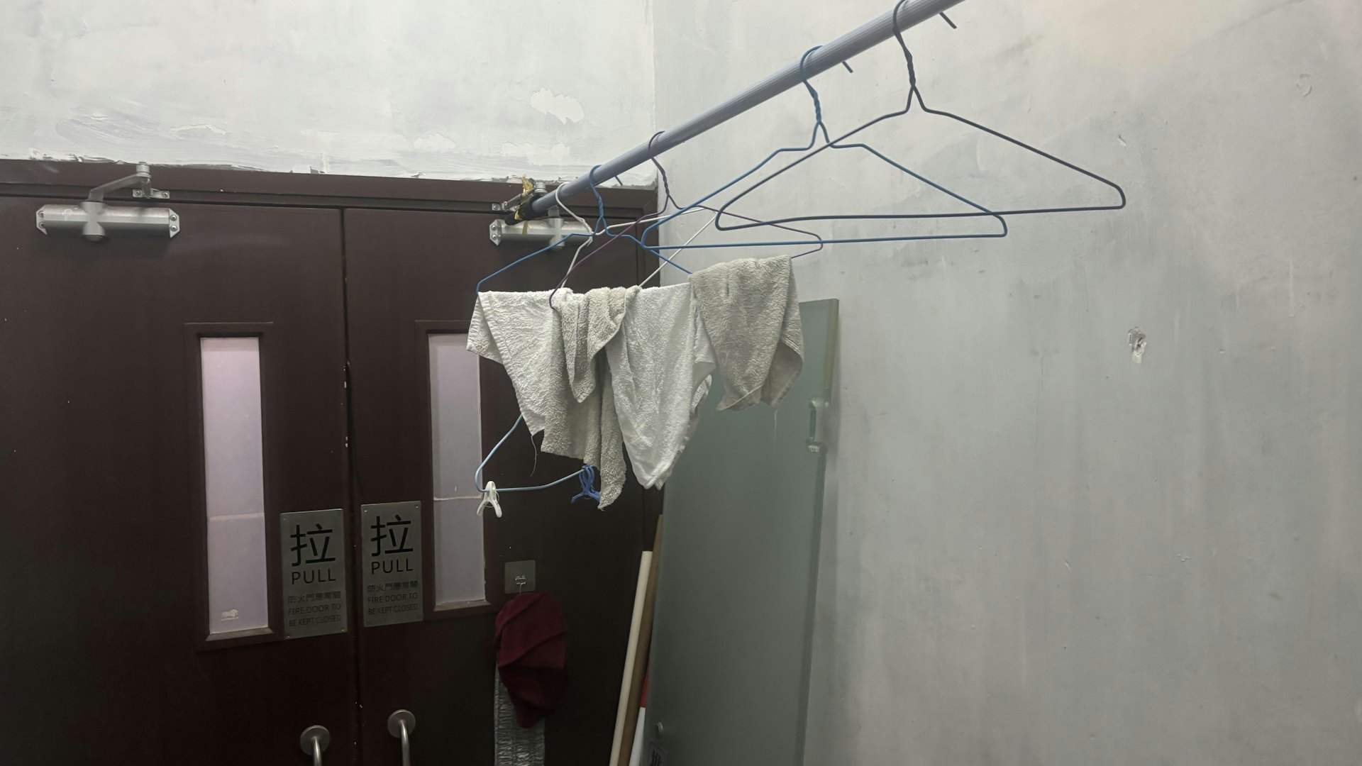 消防危機|旺角創興廣場健身室防火門「此路不通」 架長杆晾毛巾 消防危機|旺角創興廣場健身室防火門「此路不通」 架長杆晾毛巾