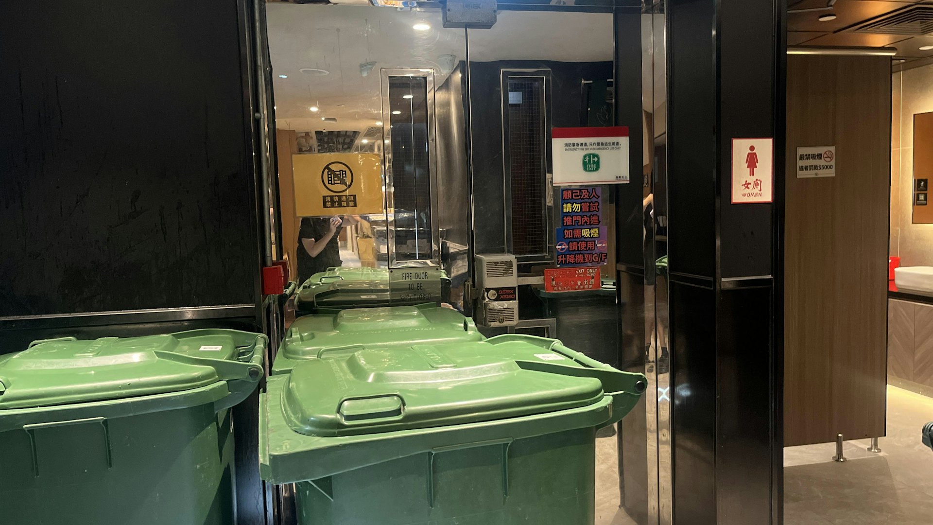 消防處巡工廈 發現261項違規有火警危險 提3檢控涉阻塞逃生途徑 消防處巡工廈 發現261項違規有火警危險 提3檢控涉阻塞逃生途徑