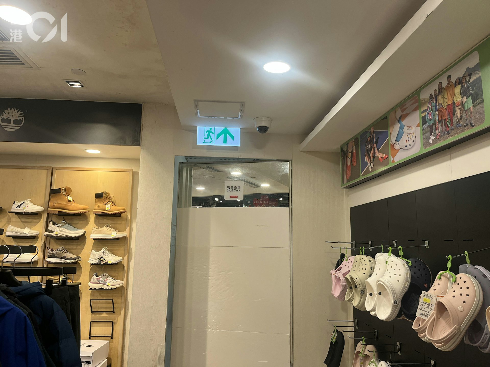 位於瓊華中心2樓的先施百貨,其中一邊的防火門以膠板圍封,門上貼上「職員通道」字樣,不過仍可打開。 (賴卓盈攝) 位於瓊華中心2樓的先施百貨,其中一邊的防火門以膠板圍封,門上貼上「職員通道」字樣,不過仍可打開。 (賴卓盈攝)