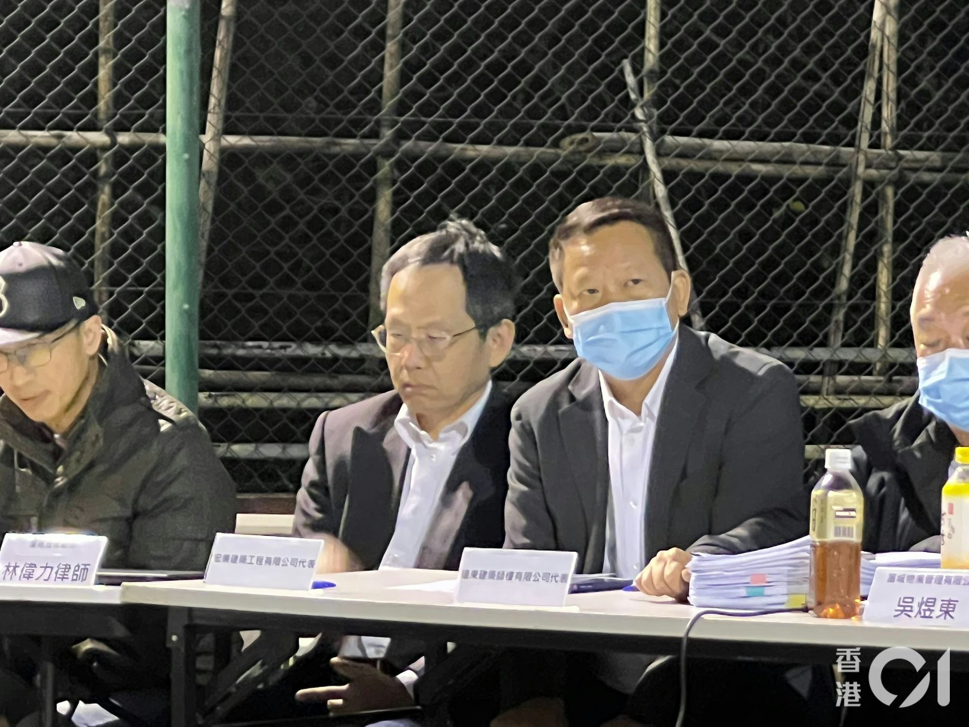 12月22日,宏業建築工程公司被捕董事侯華建(右二戴口罩者)現身屯門怡樂花園管委會「大維修工程特別會議」。(陳萃屏攝) 12月22日,宏業建築工程公司被捕董事侯華建(右二戴口罩者)現身屯門怡樂花園管委會「大維修工程特別會議」。(陳萃屏攝)