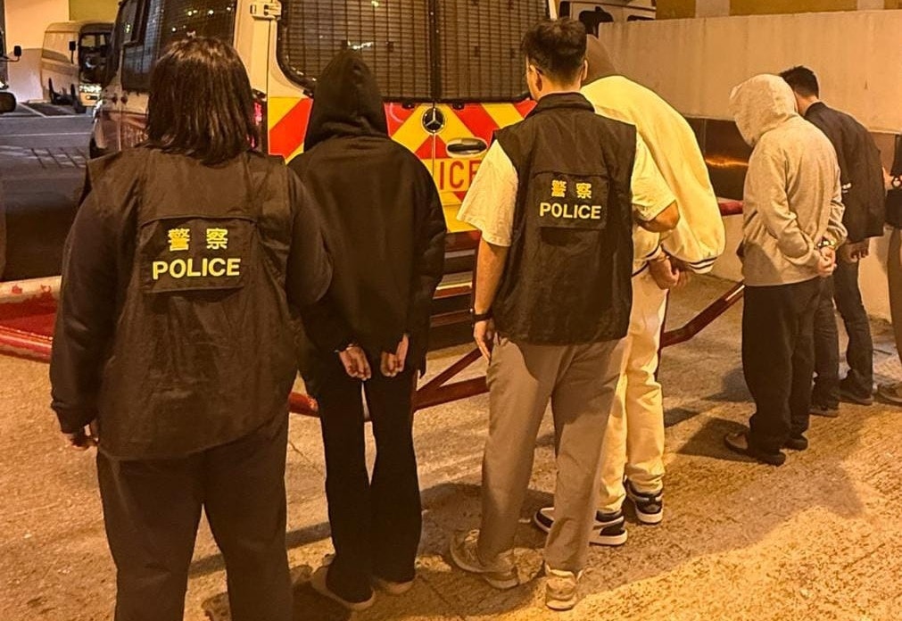 警揭富山邨單位淪毒窟 4男女被捕 檢約值1.7萬元毒品