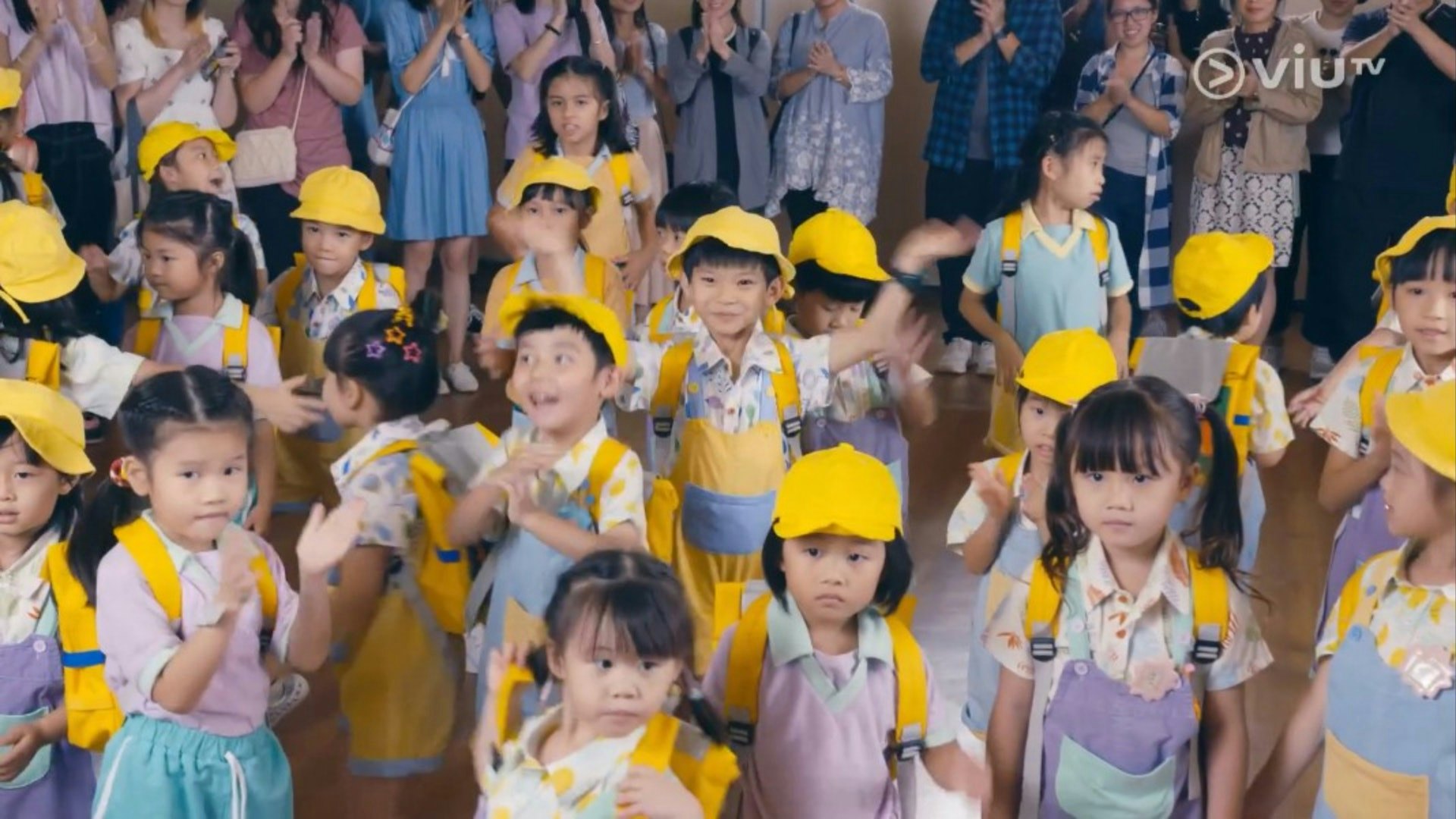 有大埔九巴司機於網上發文尋人,盼尋回宏福苑大火發生前,每天中午在大埔墟街市站上車,乘搭71K線九巴的數名大埔浸信會幼稚園上午班小朋友。(《反起跑線聯盟》電視畫面截圖) 有大埔九巴司機於網上發文尋人,盼尋回宏福苑大火發生前,每天中午在大埔墟街市站上車,乘搭71K線九巴的數名大埔浸信會幼稚園上午班小朋友。(《反起跑線聯盟》電視畫面截圖)