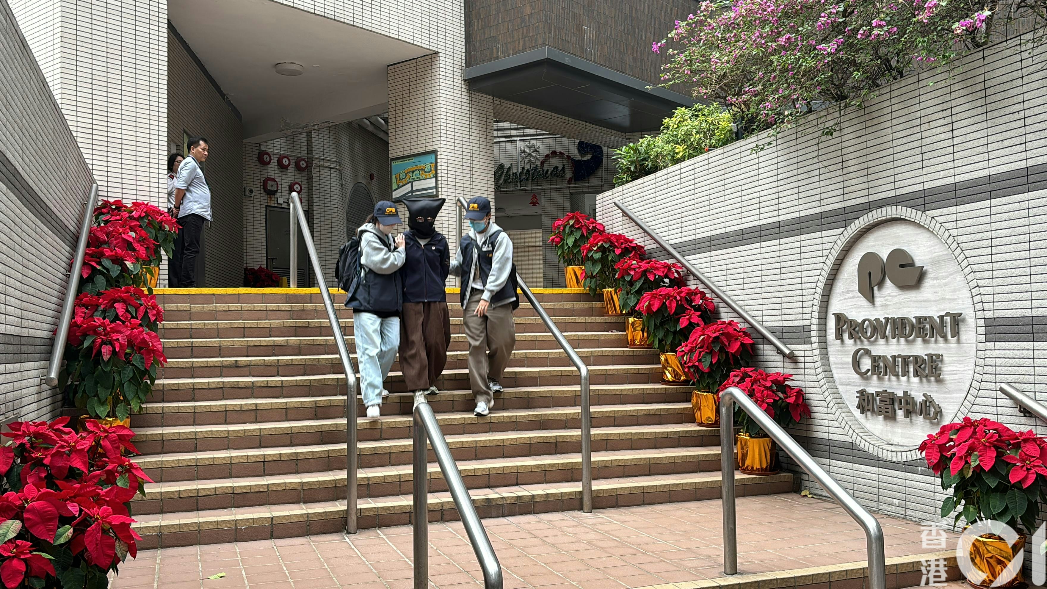 12月18日，海關在和富中心拘捕一人。（陳浩然攝）