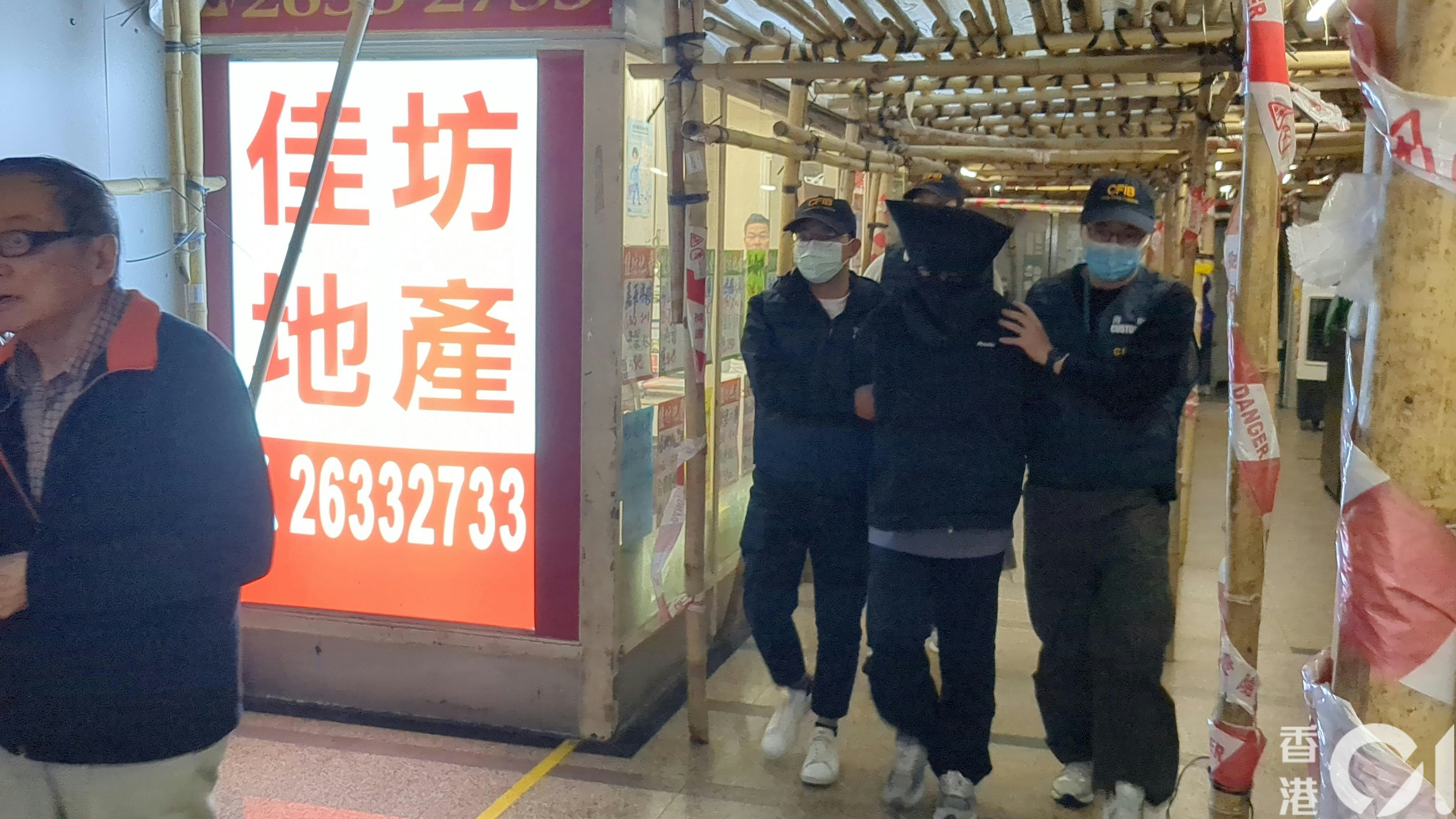 其中，兩名男被捕人士亦利用自己個人戶口，去處理一些來歷不明的款項。（黃偉民攝）