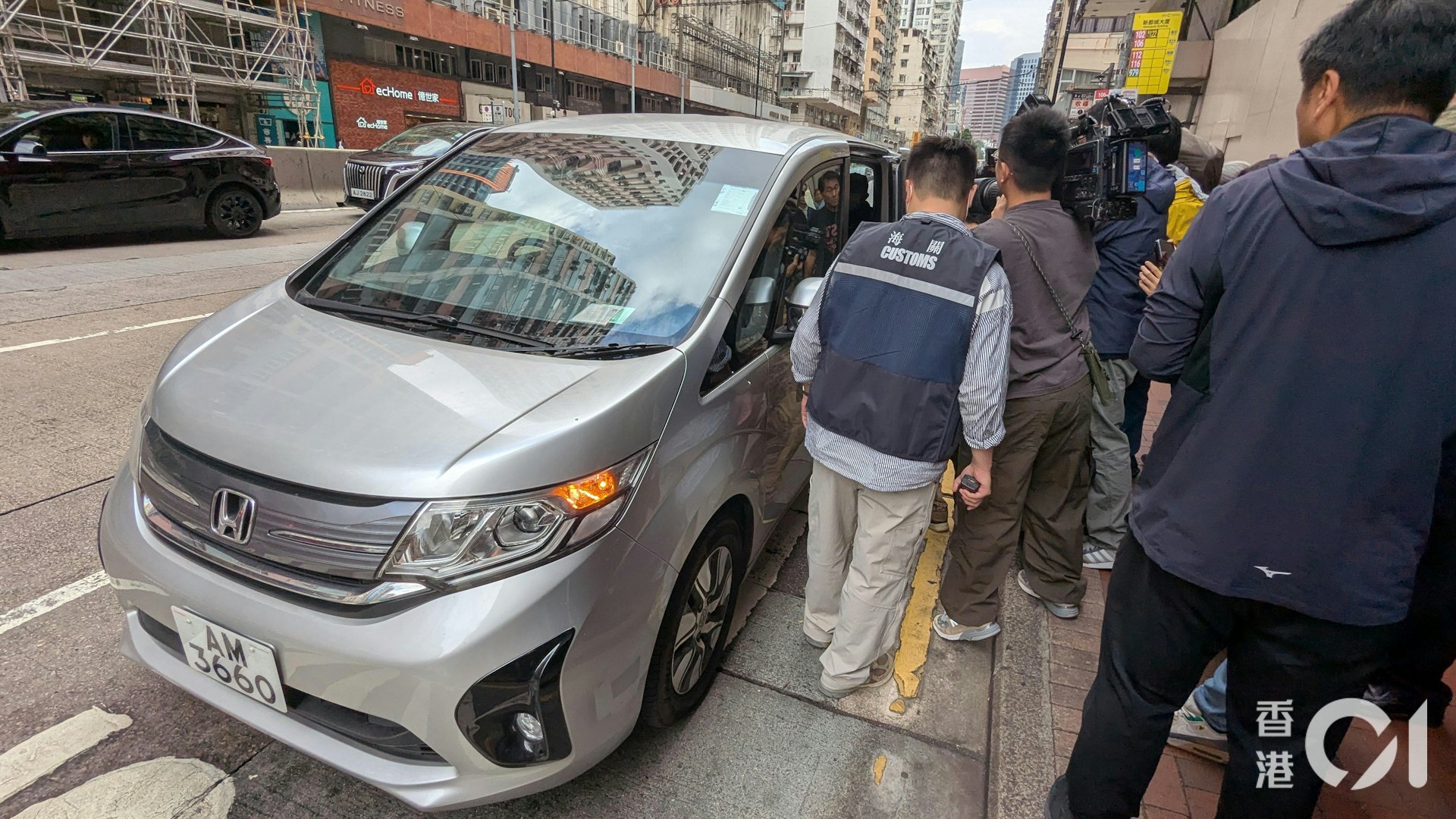 3名被捕人士於2022年1月至2025年12月期間,接近4年間的時間,合共清洗金額達89億港元的懷疑犯罪得益。(黃偉民攝) 3名被捕人士於2022年1月至2025年12月期間,接近4年間的時間,合共清洗金額達89億港元的懷疑犯罪得益。(黃偉民攝)