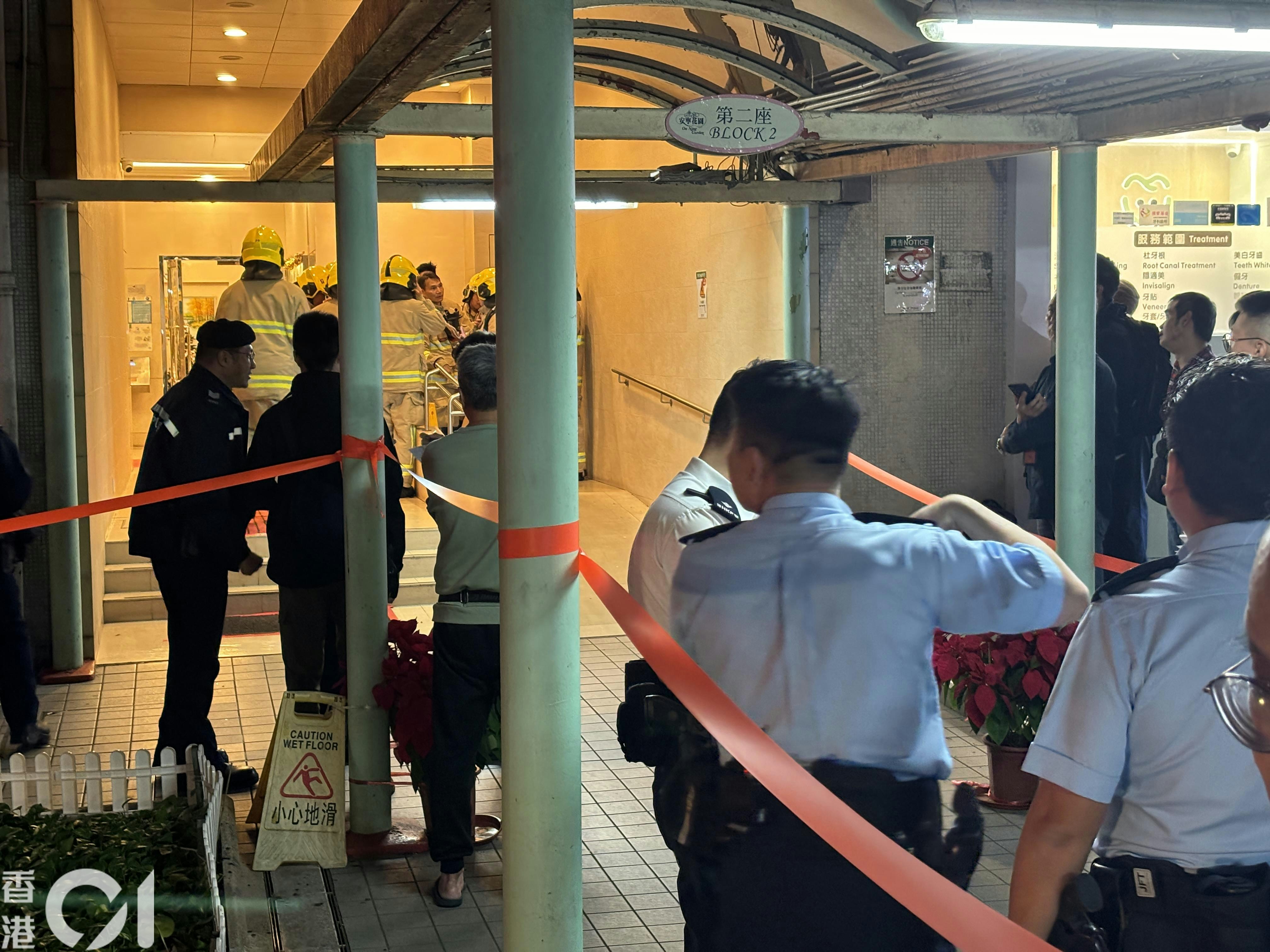 將軍澳安寧花園有單位起火，消防到場救援，有住客疏散至地下，警員在場維持秩序。（陳浩然攝）