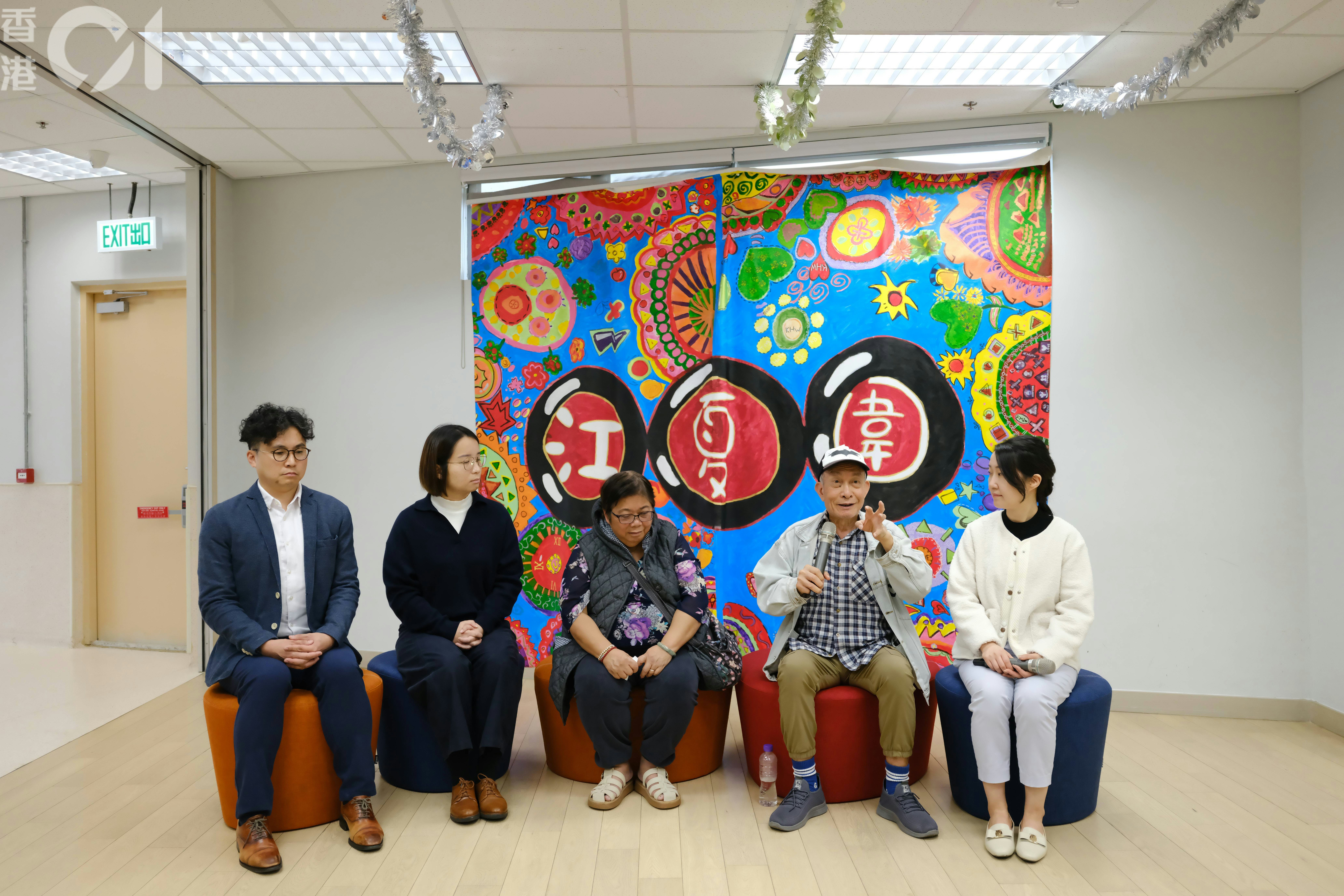 （左起）東區感化及社會服務辦事處助理社會工作主任方嘉敏、大坑東綜合家庭服務中心助理社工主任李子欣、宏福苑居民梁太、宏福苑居民梁先生、梁氏夫婦專屬配對社工謝梓澄。（鄭子峰攝）