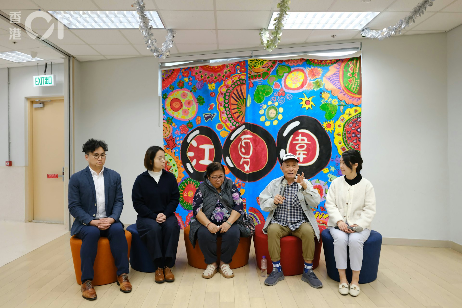 (左起)東區感化及社會服務辦事處助理社會工作主任方嘉敏、大坑東綜合家庭服務中心助理社工主任李子欣、宏福苑居民梁太、宏福苑居民梁先生、梁氏夫婦專屬配對社工謝梓澄。(鄭子峰攝) (左起)東區感化及社會服務辦事處助理社會工作主任方嘉敏、大坑東綜合家庭服務中心助理社工主任李子欣、宏福苑居民梁太、宏福苑居民梁先生、梁氏夫婦專屬配對社工謝梓澄。(鄭子峰攝)