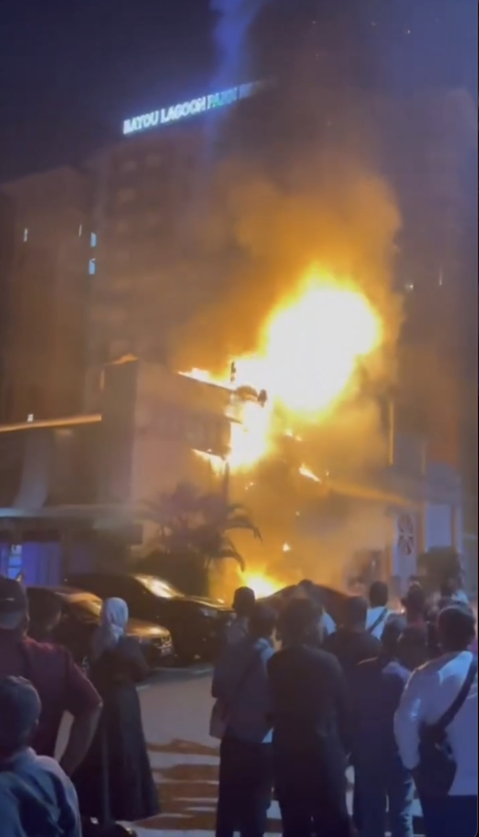 馬六甲有公司平安夜辦千人宴，會場突然起火，現場逾千名員工即逃離宴會廳。（影片截圖）