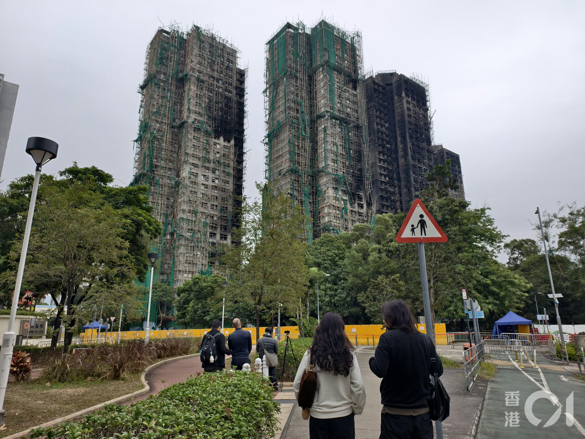 宏福苑大火一個月,市民前來悼念。(資料圖片/黃學潤攝) 宏福苑大火一個月,市民前來悼念。(資料圖片/黃學潤攝)