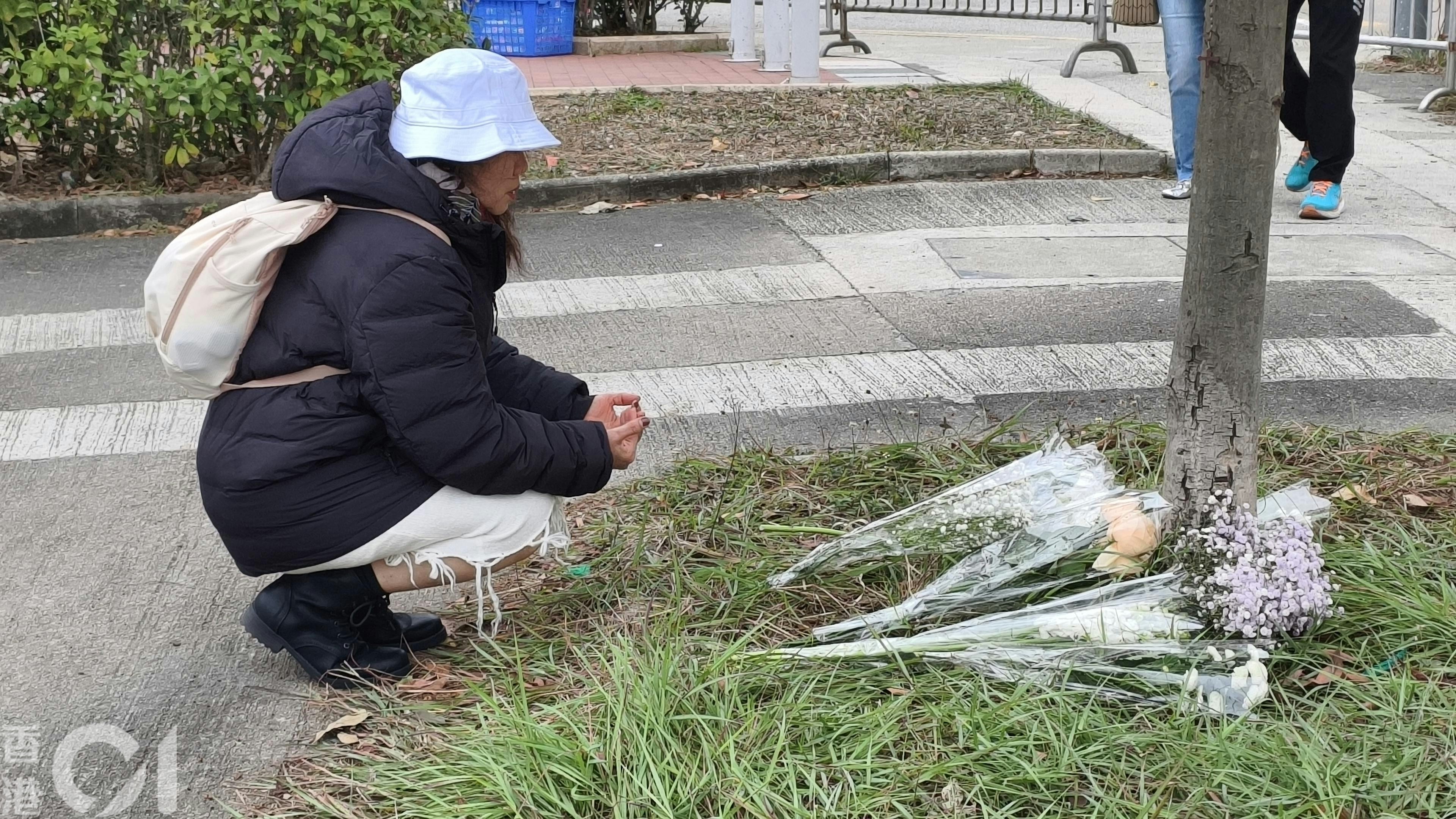 宏福苑大火一個月，陸續有市民前來獻花。（黃學潤攝）