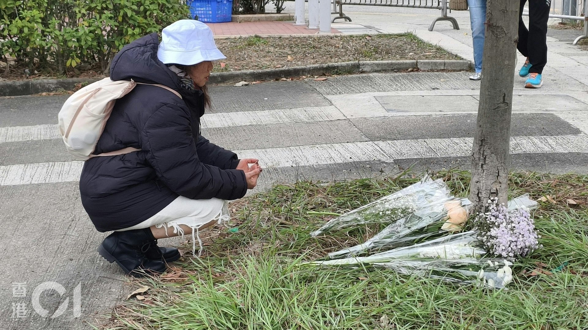 宏福苑大火一個月,陸續有市民前來獻花。(黃學潤攝) 宏福苑大火一個月,陸續有市民前來獻花。(黃學潤攝)