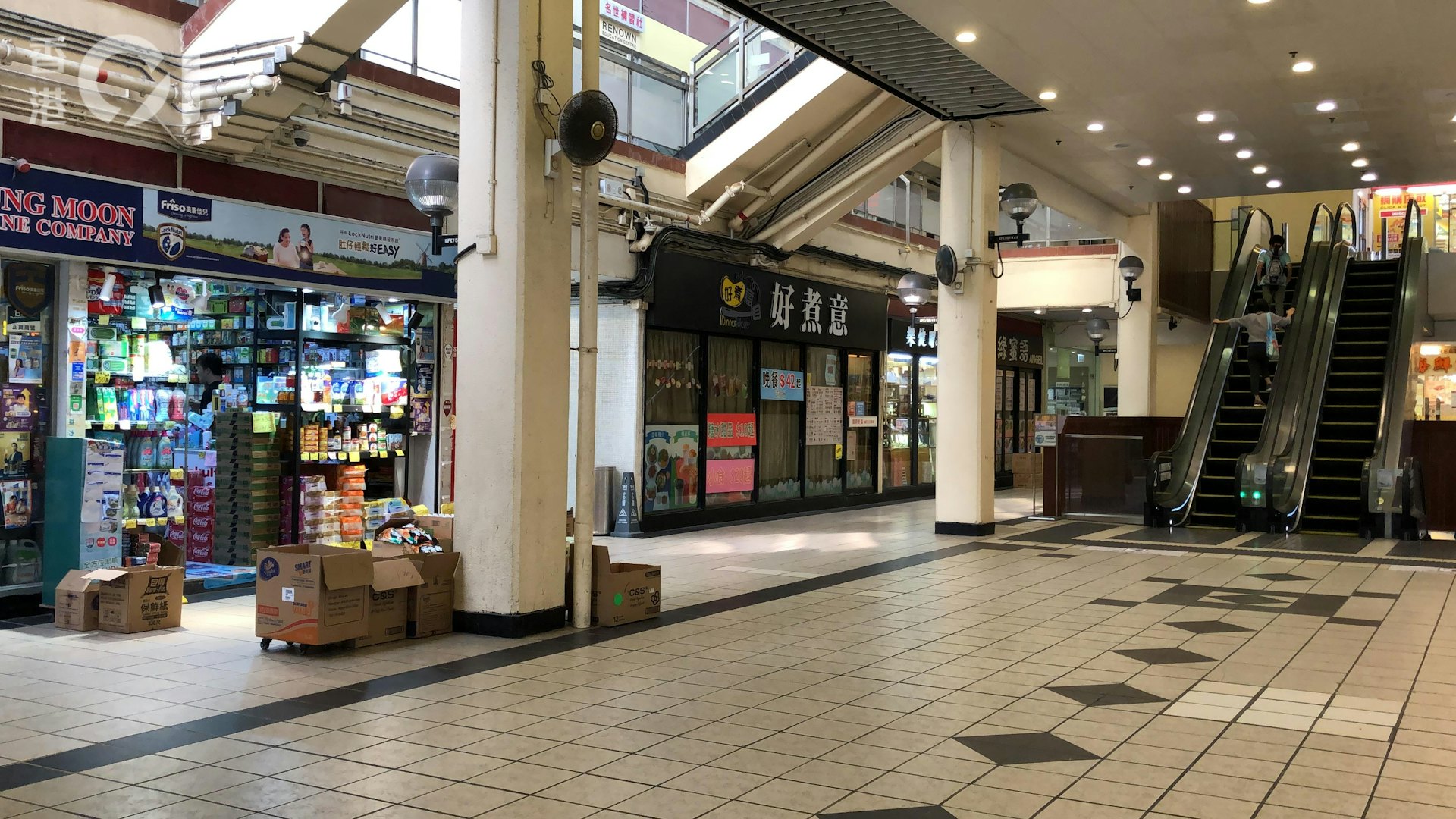 宏福苑11月26日發生大火至今一個月,毗鄰廣福商場變得人流稀少。(任葆穎攝) 宏福苑11月26日發生大火至今一個月,毗鄰廣福商場變得人流稀少。(任葆穎攝)