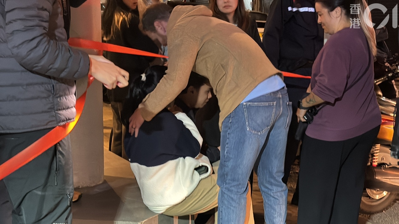 火警時有職員在店內，幸及時逃生，事後另有多名外籍男女趕返了解。（陳浩然攝）