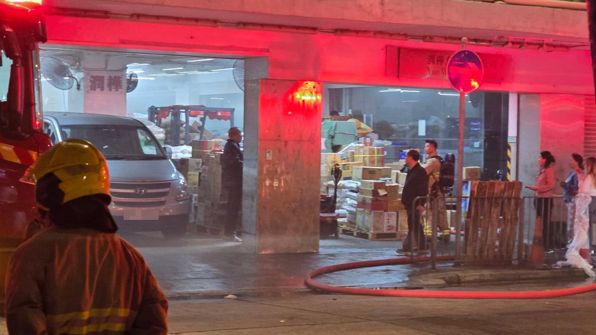 土瓜灣幸福大廈食品公司貨倉失火 濃煙瀰漫 土瓜灣幸福大廈食品公司貨倉失火 濃煙瀰漫