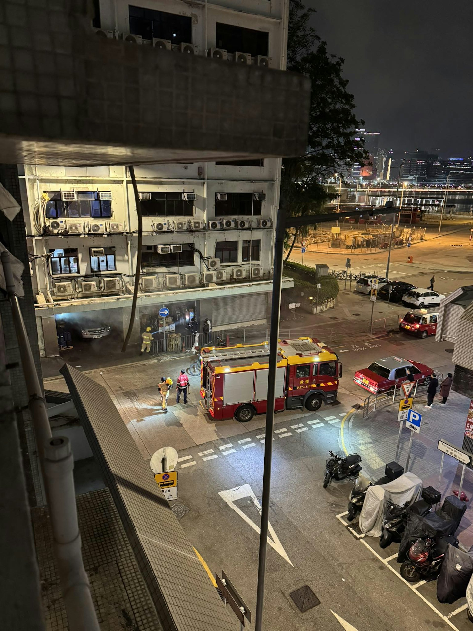 土瓜灣新碼頭街幸福大廈地下有貨倉發生火警,消防到場救援。(fb土瓜灣之友/莊廣博) 土瓜灣新碼頭街幸福大廈地下有貨倉發生火警,消防到場救援。(fb土瓜灣之友/莊廣博)
