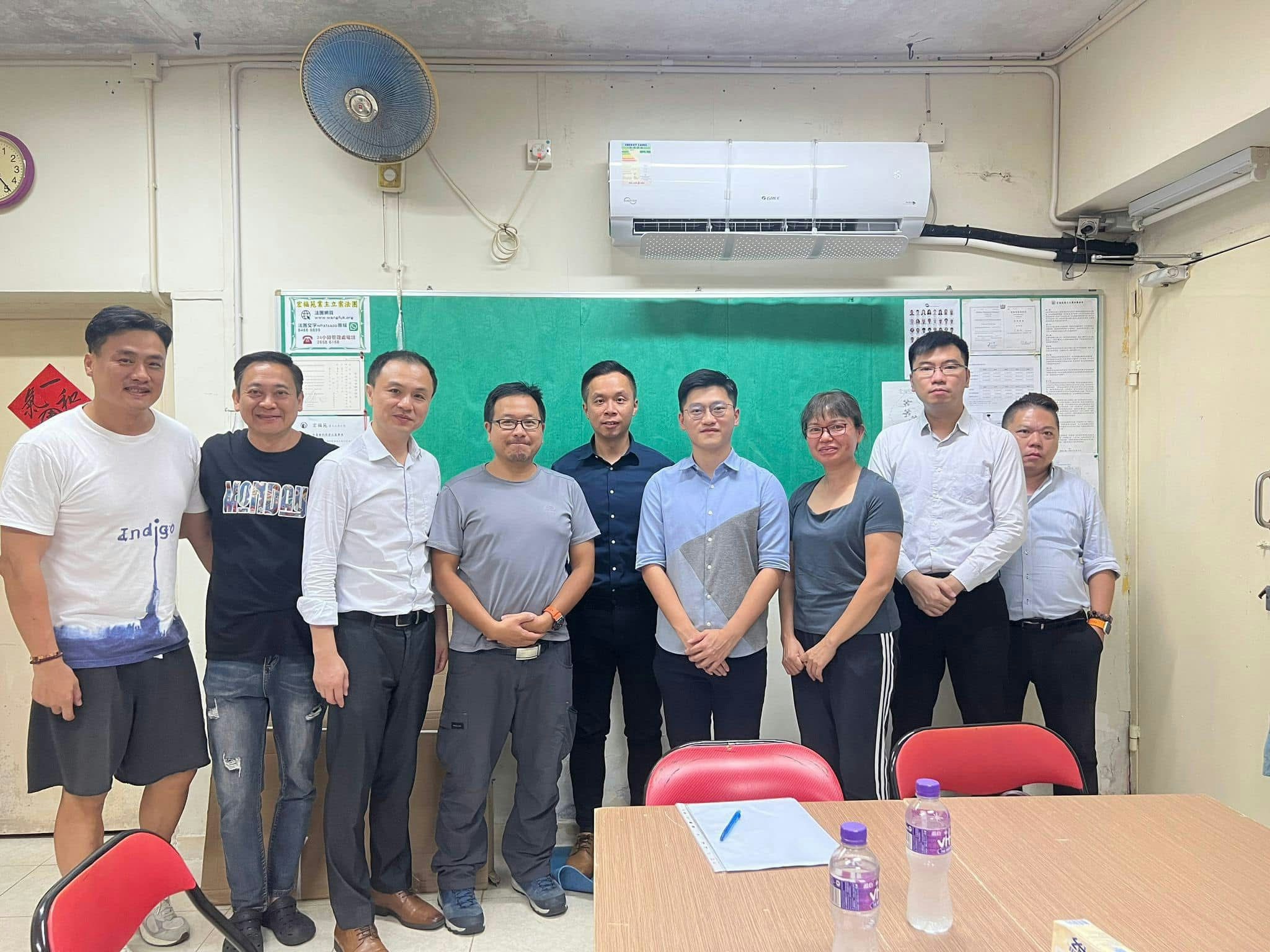 宏福苑現屆業主立案法團成員，主席徐滿柑（左四灰衫男）早前被廉署拘捕及調查。