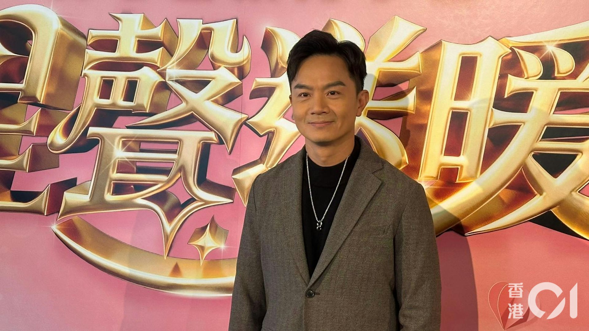 胡諾言今日用歌聲為大埔災民送暖打氣。(吳子生攝) 胡諾言今日用歌聲為大埔災民送暖打氣。(吳子生攝)