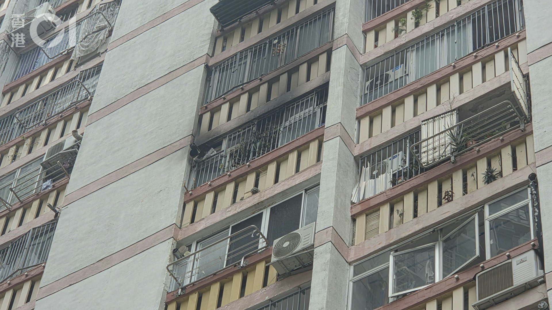 現場可見,涉事單位外牆熏黑。(鄭嘉惠攝) 現場可見,涉事單位外牆熏黑。(鄭嘉惠攝)