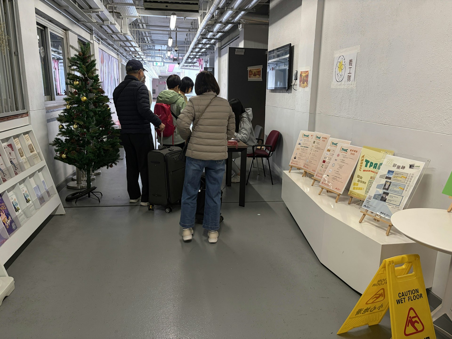 12月28日開始的市集,早上十時開門時,有約十多人在門外排隊登記,當中有長者和小童,有人帶備買餸車或行李箱到場。(許湖洪攝) 12月28日開始的市集,早上十時開門時,有約十多人在門外排隊登記,當中有長者和小童,有人帶備買餸車或行李箱到場。(許湖洪攝)