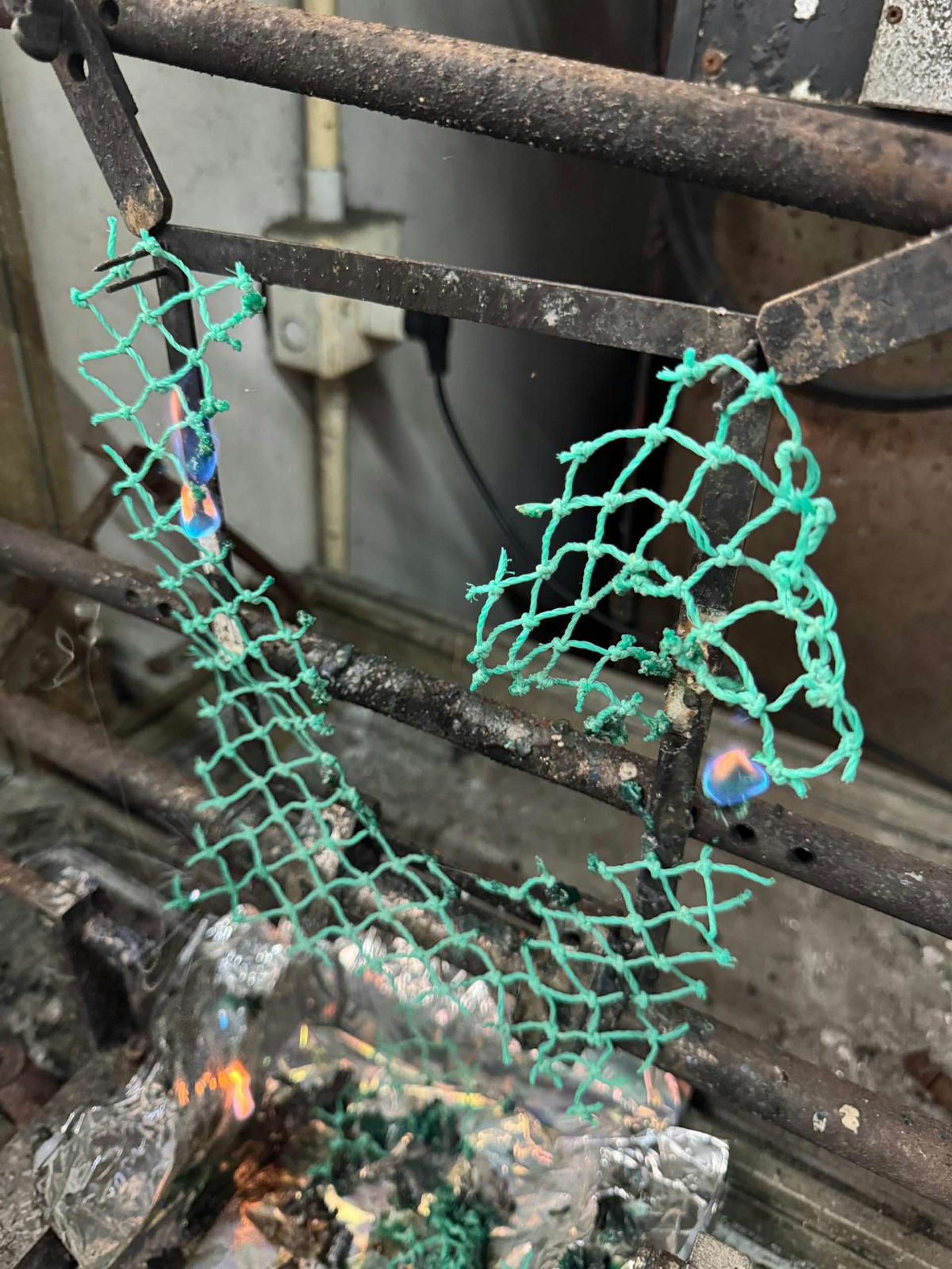 有部份樣本在接觸火源後瞬間燒著。(受訪者提供) 有部份樣本在接觸火源後瞬間燒著。(受訪者提供)