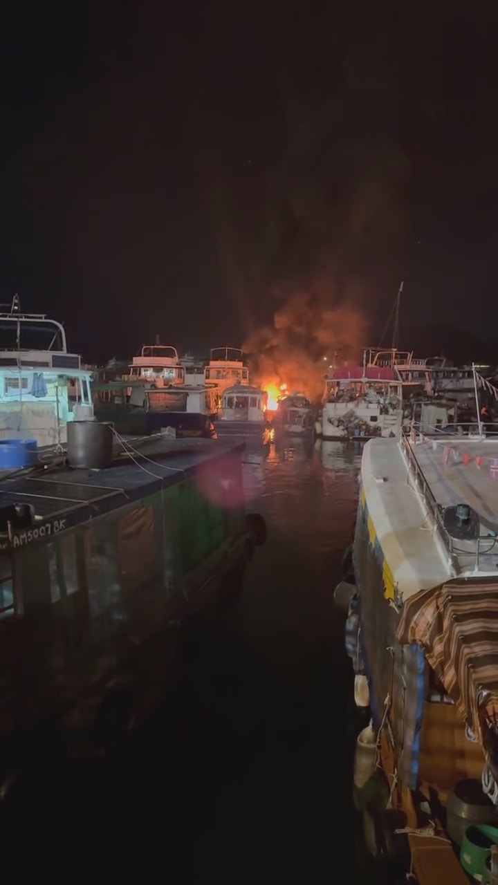 現場為西貢萬年街對開，有遊艇陷入火海。（網民Harry影片截圖）