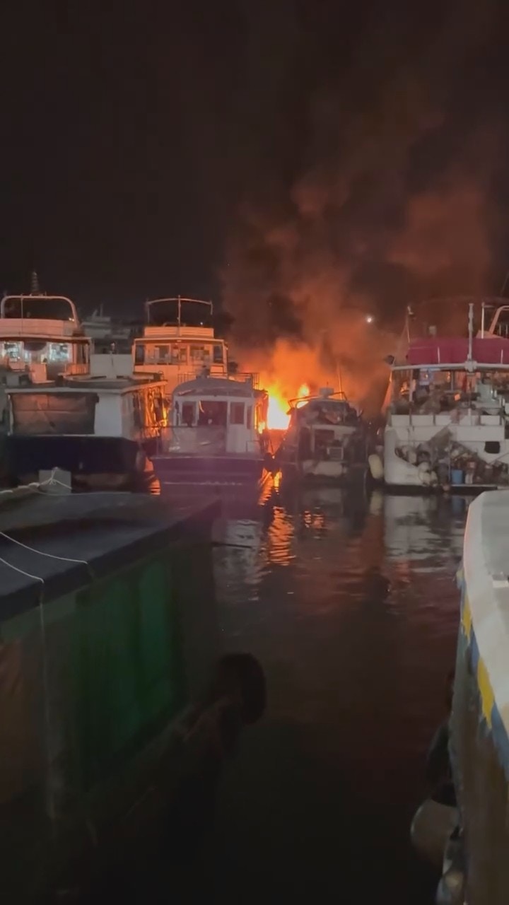 現場為西貢萬年街對開，有遊艇陷入火海。（網民Harry影片截圖）