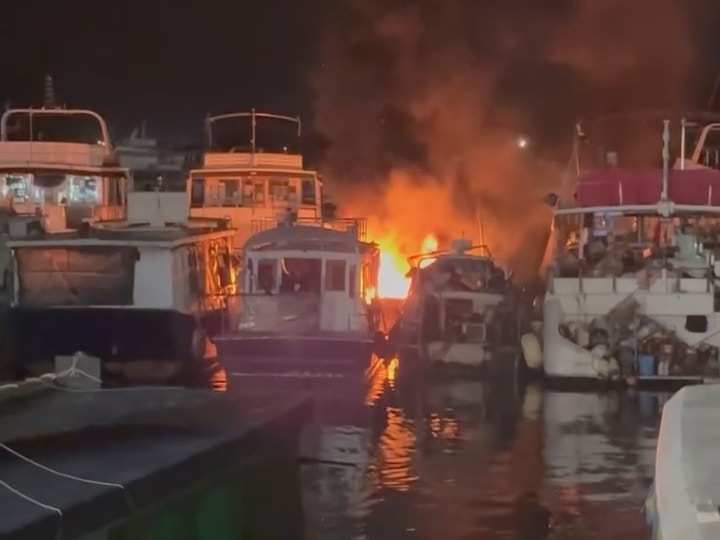 現場為西貢萬年街對開，有遊艇陷入火海。（網民Harry影片截圖）