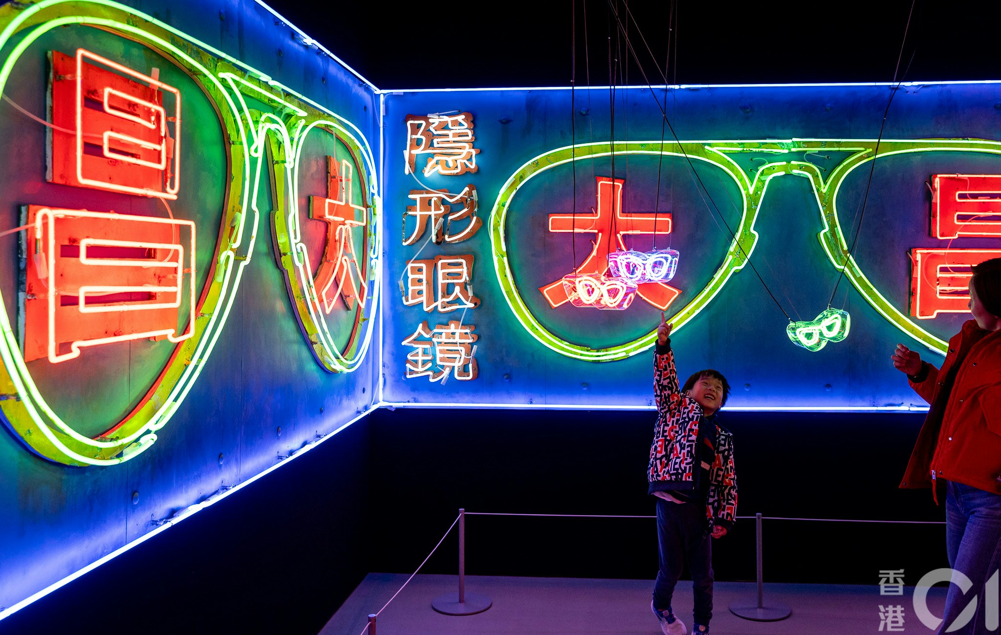 展覽不僅重現「金鳳大餐廳」、「太平館餐廳」、「南昌大押」等承載集體記憶的經典招牌，展示工匠將玻璃、光與色彩融合的傳統工藝。（夏家朗攝）