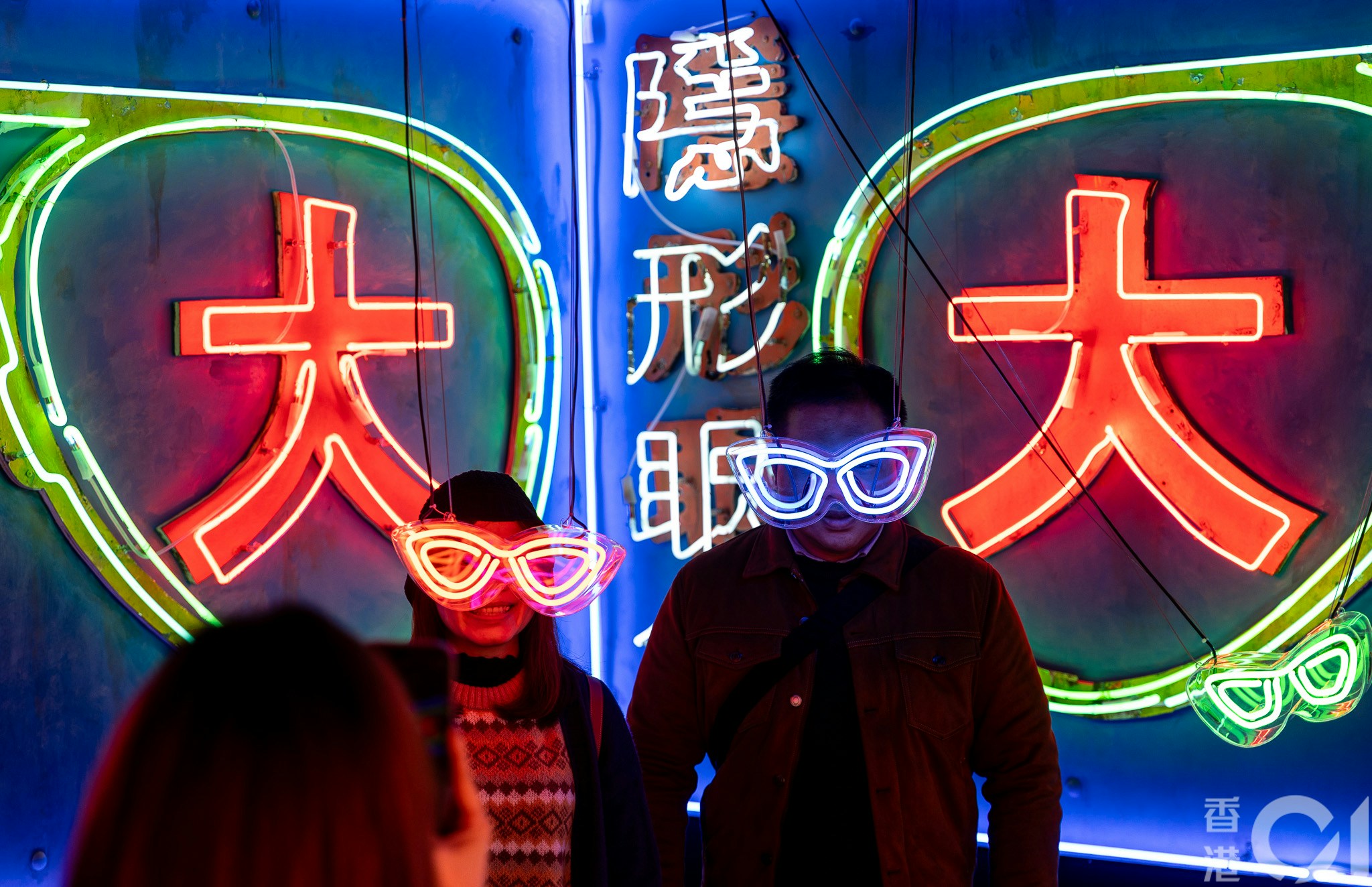 展覽不僅重現「金鳳大餐廳」、「太平館餐廳」、「南昌大押」等承載集體記憶的經典招牌，展示工匠將玻璃、光與色彩融合的傳統工藝。（夏家朗攝）