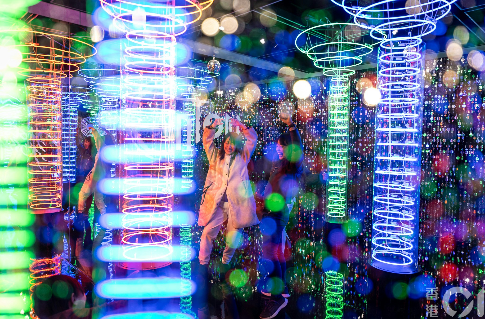 展覽讓觀眾置身於霓虹的絢麗世界，重溫街角的閃耀記憶。（夏家朗攝）