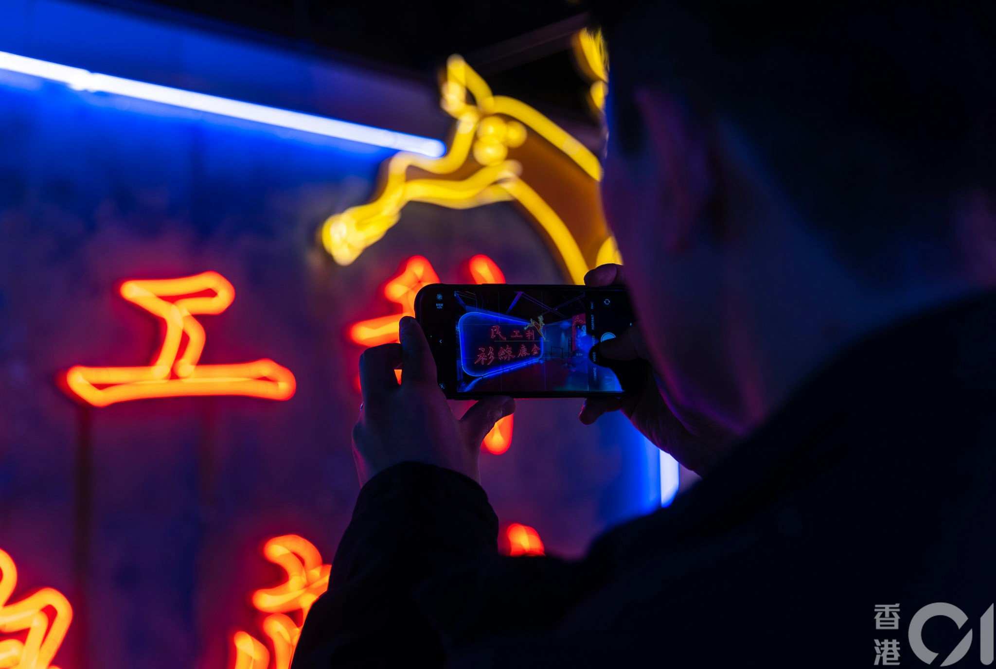 展覽不僅重現「金鳳大餐廳」、「太平館餐廳」、「南昌大押」等承載集體記憶的經典招牌，展示工匠將玻璃、光與色彩融合的傳統工藝。（夏家朗攝）