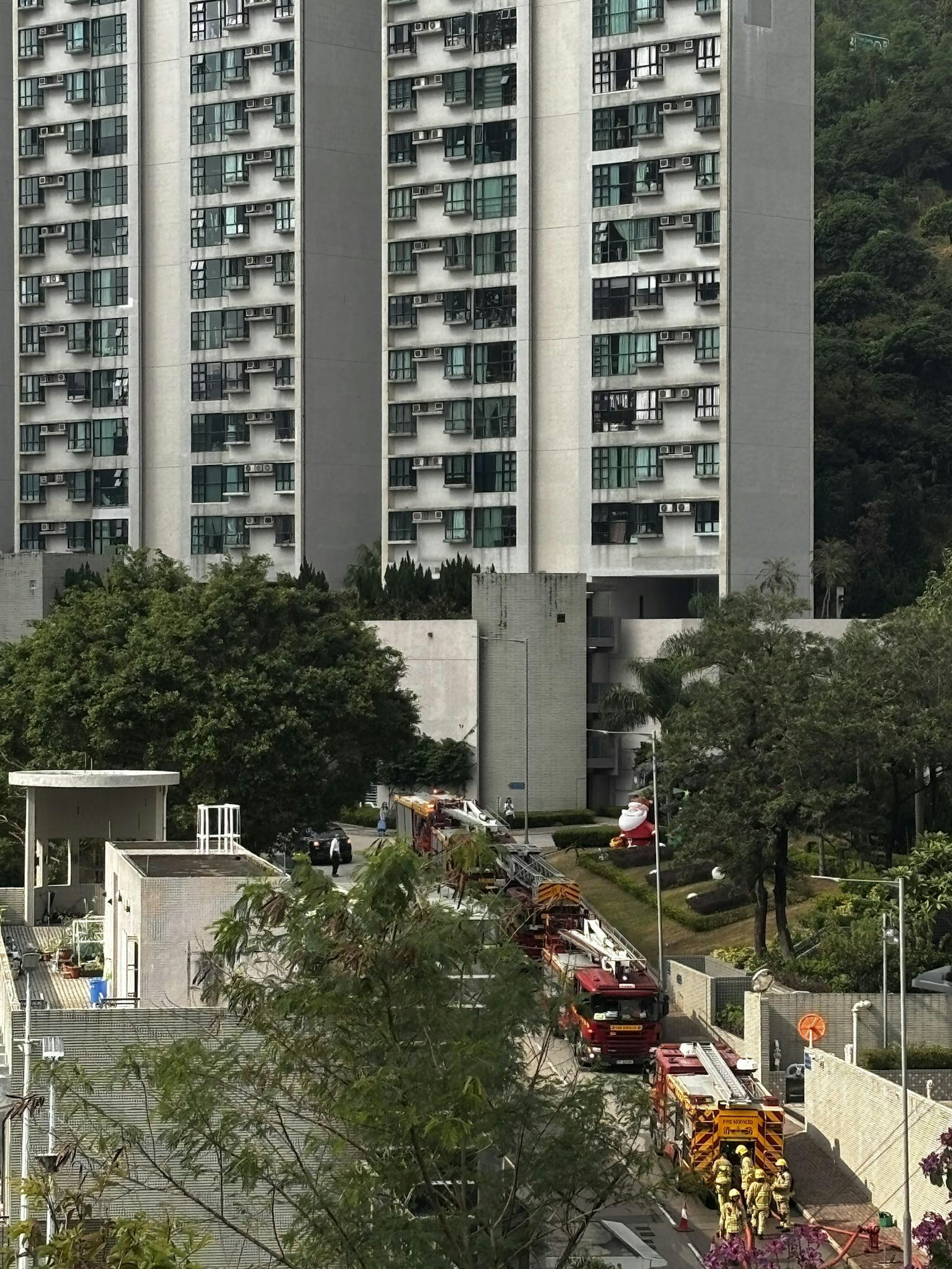 現場為汀九恒麗園,大批消防到場。(網民 Allen) 現場為汀九恒麗園,大批消防到場。(網民 Allen)