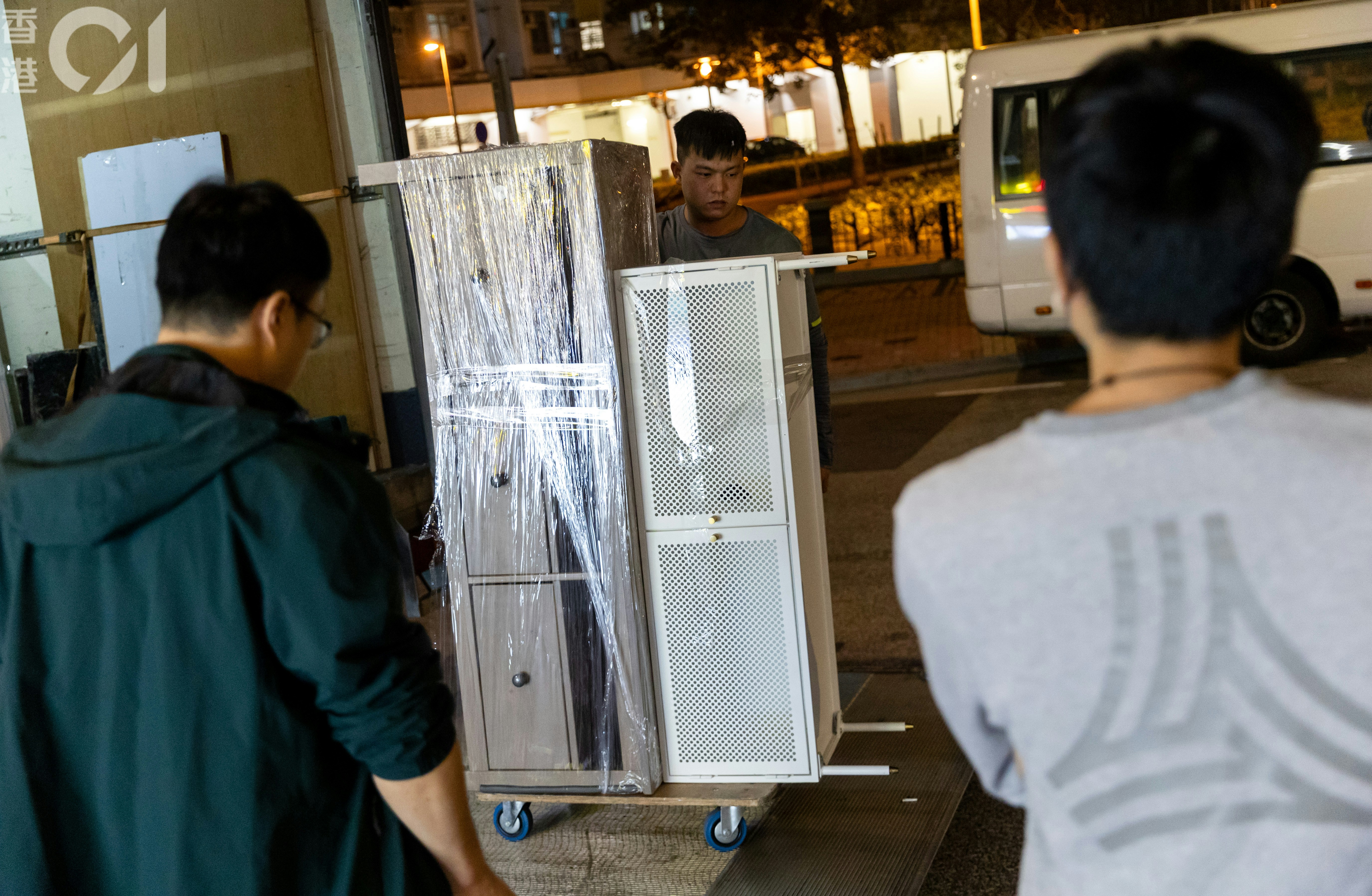 12月27日，義工成師傅（圖中）義務為災民運送物資至洪水橋樂翹樓。（夏家朗攝）