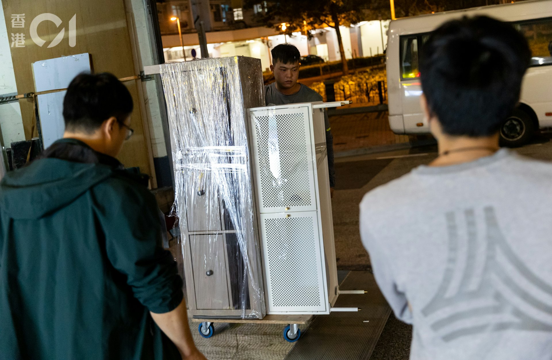 12月27日,義工成師傅(圖中)義務為災民運送物資至洪水橋樂翹樓。(夏家朗攝) 12月27日,義工成師傅(圖中)義務為災民運送物資至洪水橋樂翹樓。(夏家朗攝)