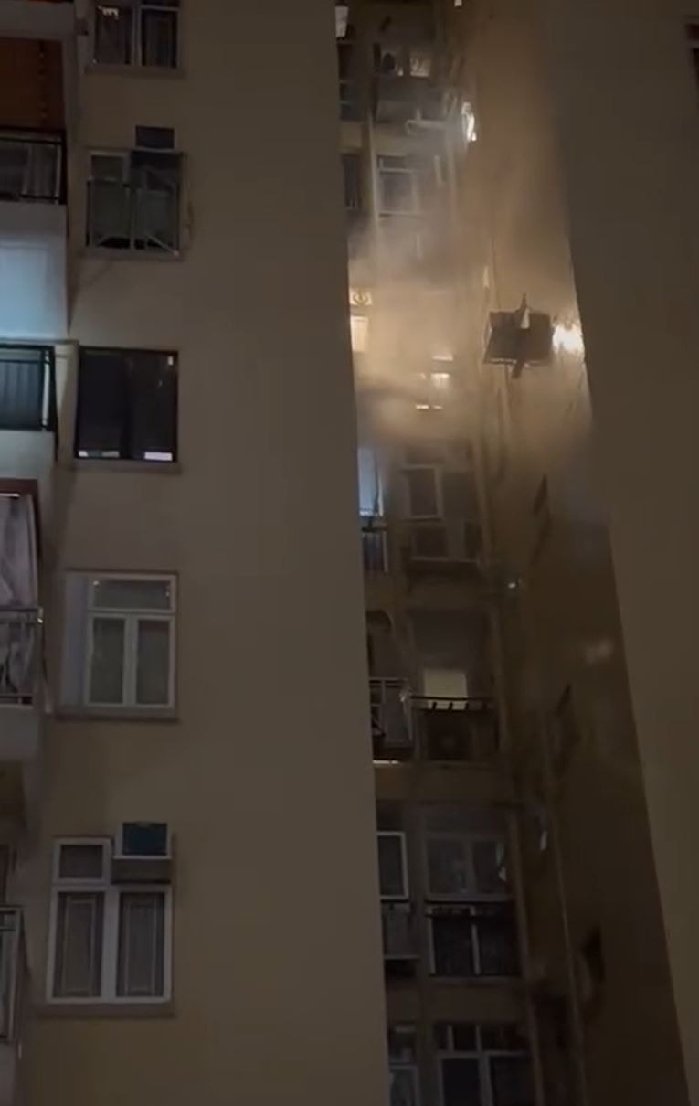 涉事單位冒出濃煙，現場警鐘響聲大作。（facebook群組「Mei Foo 美孚」圖片）