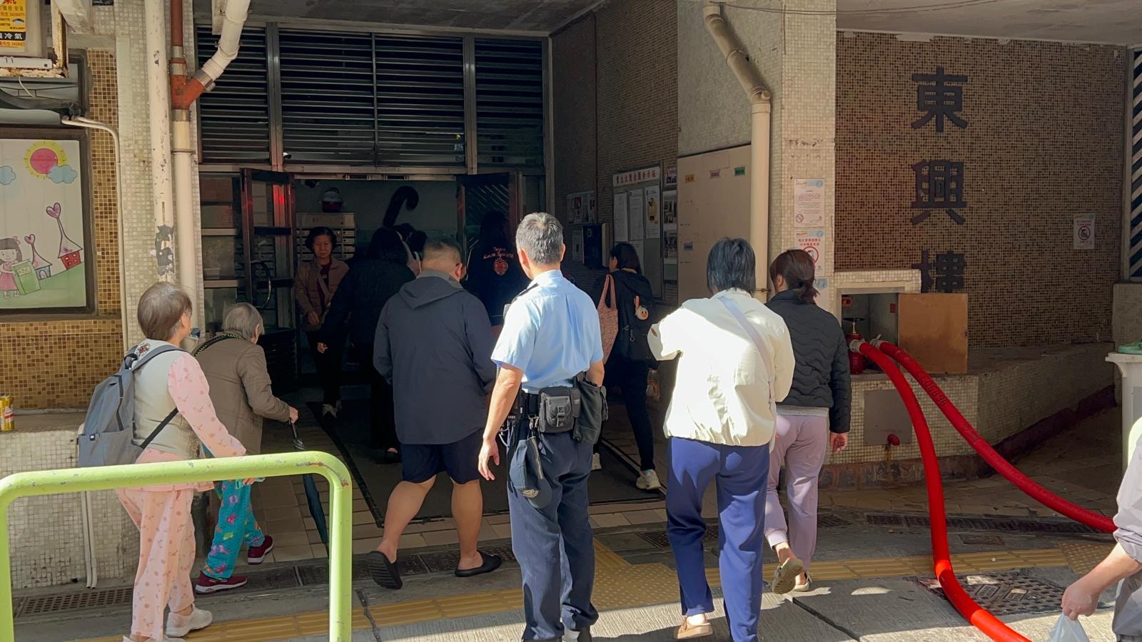 利東邨東興樓單位失火。