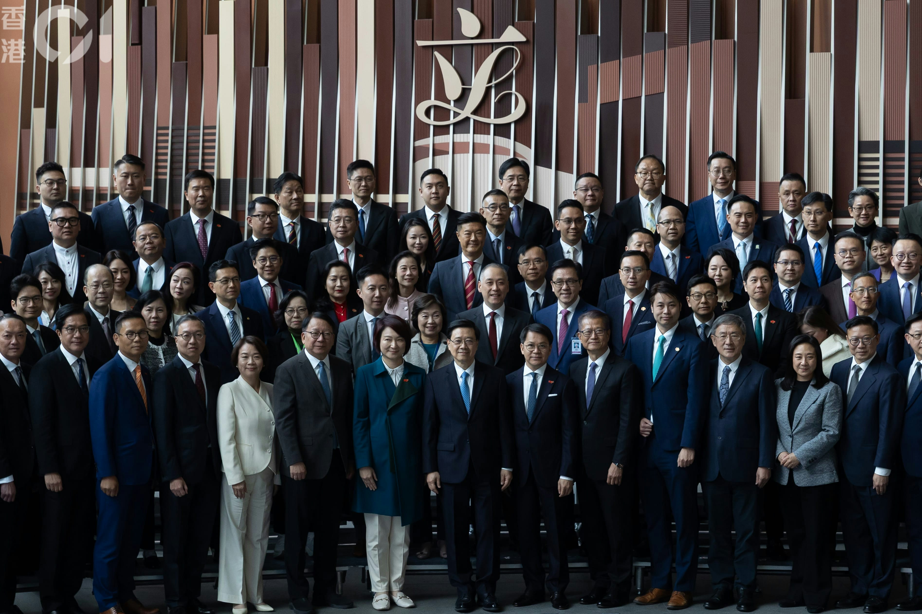 2026年1月1日，第八屆立法會議員宣誓後，與行政長官李家超大合照。（廖雁雄攝）