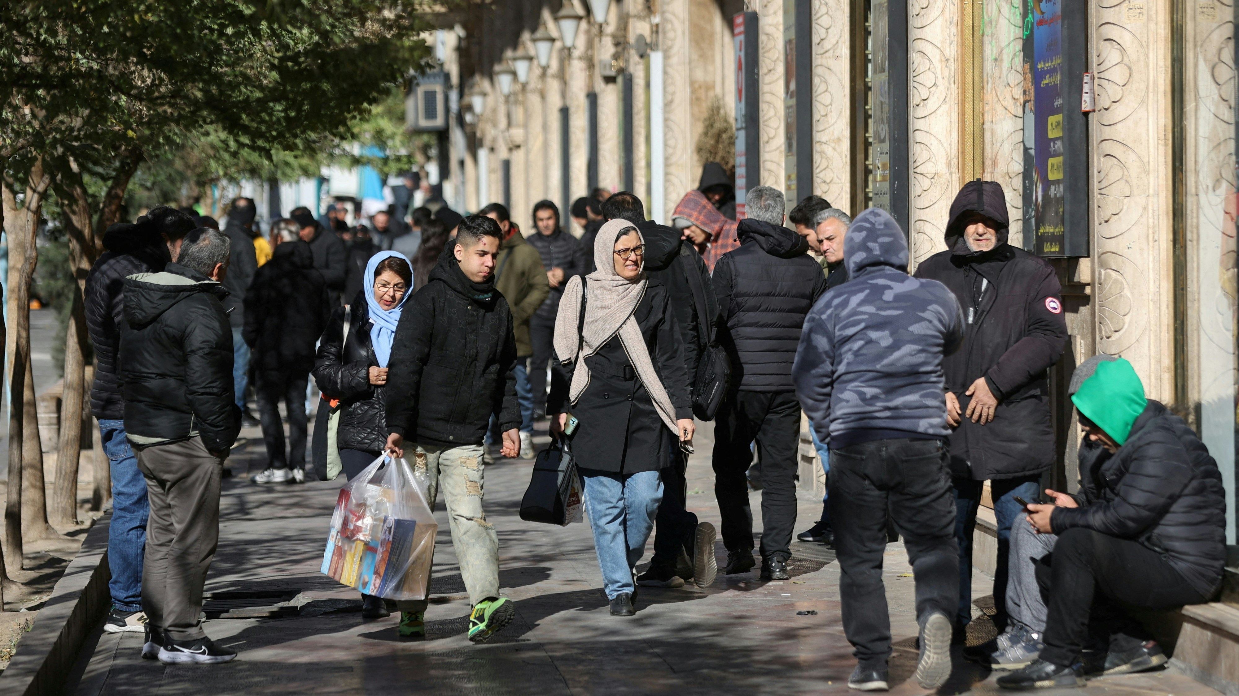 伊朗抗通胀示威至少6死货币腰斩一度跌至1美元兑142万里亚尔