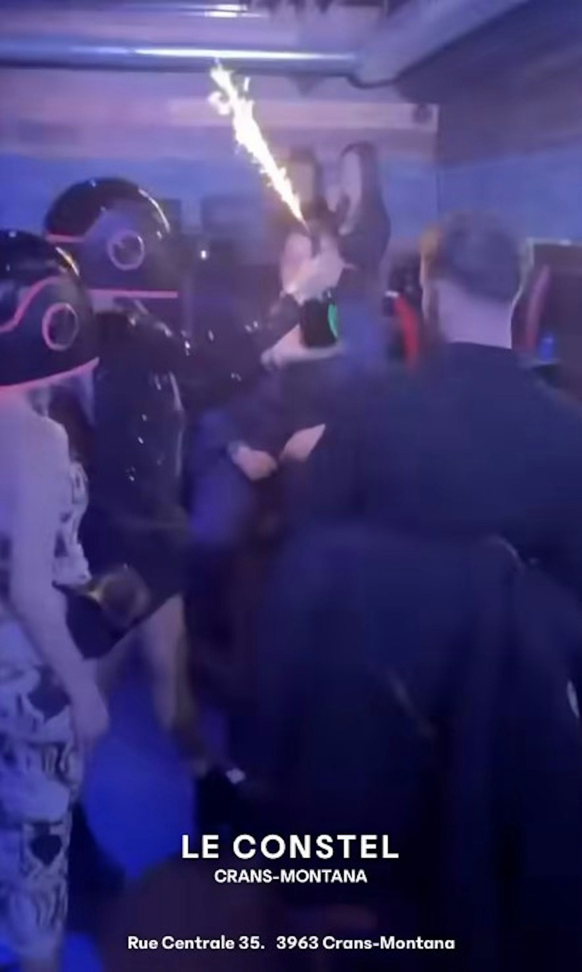 瑞士酒吧2026年1月1日發生大火,涉事酒吧Le Constellation一段昔日宣傳片也成為關注點,顯示該店早已宣傳店內人士舉起裝有煙花棒的香檳酒瓶的畫面(影片截圖) 瑞士酒吧2026年1月1日發生大火,涉事酒吧Le Constellation一段昔日宣傳片也成為關注點,顯示該店早已宣傳店內人士舉起裝有煙花棒的香檳酒瓶的畫面(影片截圖)