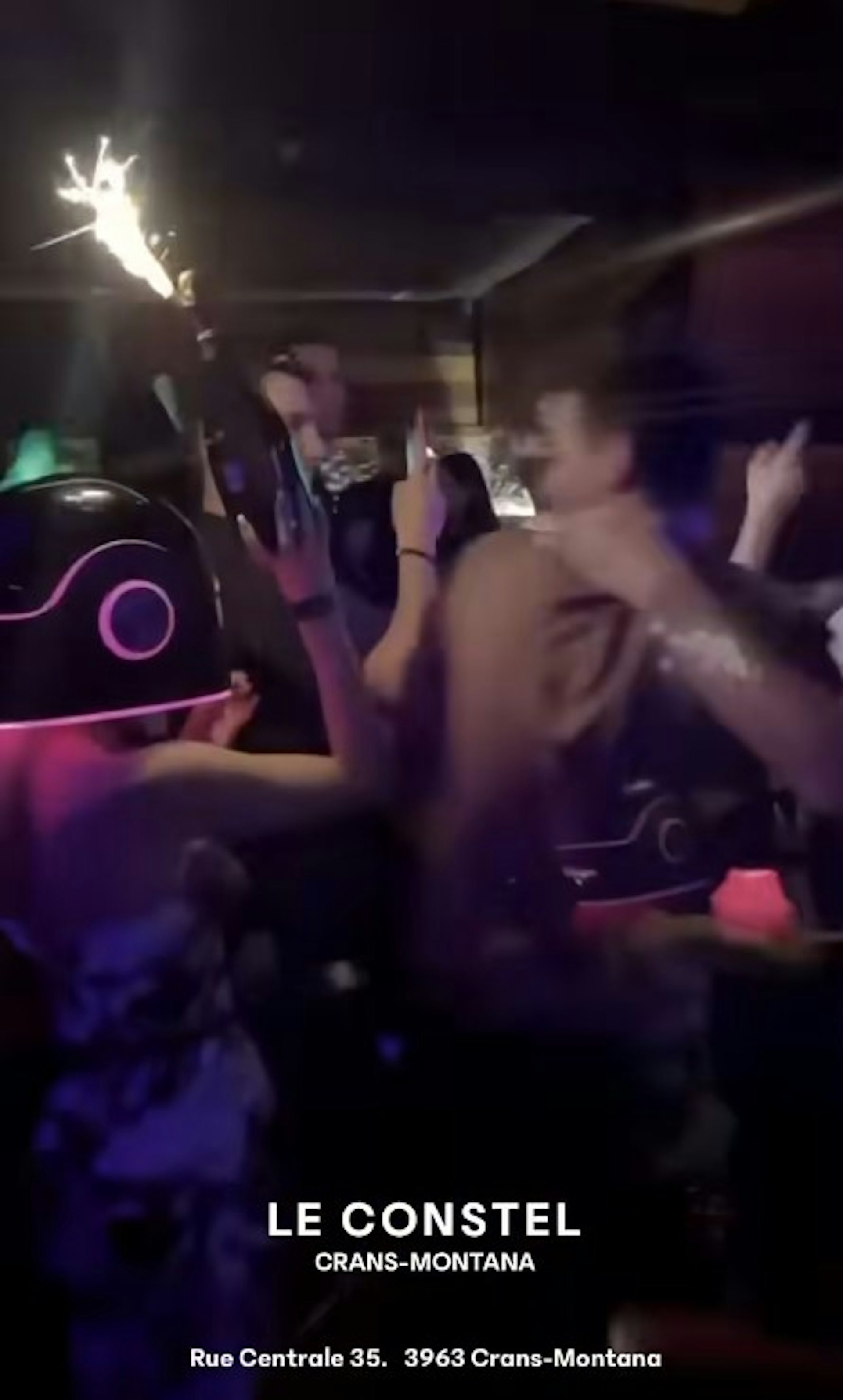瑞士酒吧2026年1月1日發生大火,涉事酒吧Le Constellation一段昔日宣傳片也成為關注點,顯示該店早已宣傳店內人士舉起裝有煙花棒的香檳酒瓶的畫面(影片截圖) 瑞士酒吧2026年1月1日發生大火,涉事酒吧Le Constellation一段昔日宣傳片也成為關注點,顯示該店早已宣傳店內人士舉起裝有煙花棒的香檳酒瓶的畫面(影片截圖)