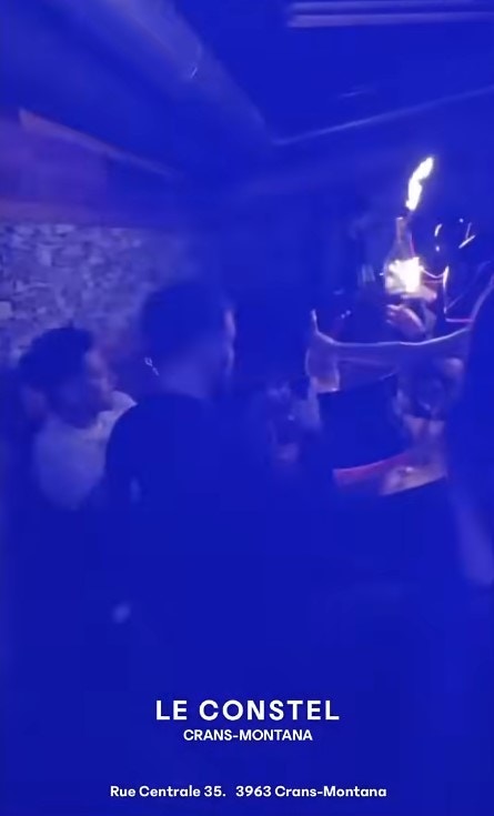 瑞士酒吧2026年1月1日發生大火，涉事酒吧Le Constellation一段昔日宣傳片也成為關注點，顯示該店早已宣傳店內人士舉起裝有煙花棒的香檳酒瓶的畫面（影片截圖）