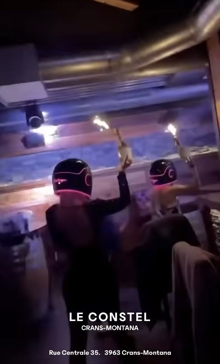 瑞士酒吧2026年1月1日發生大火，涉事酒吧Le Constellation一段昔日宣傳片也成為關注點，顯示該店早已宣傳店內人士舉起裝有煙花棒的香檳酒瓶的畫面（影片截圖）
