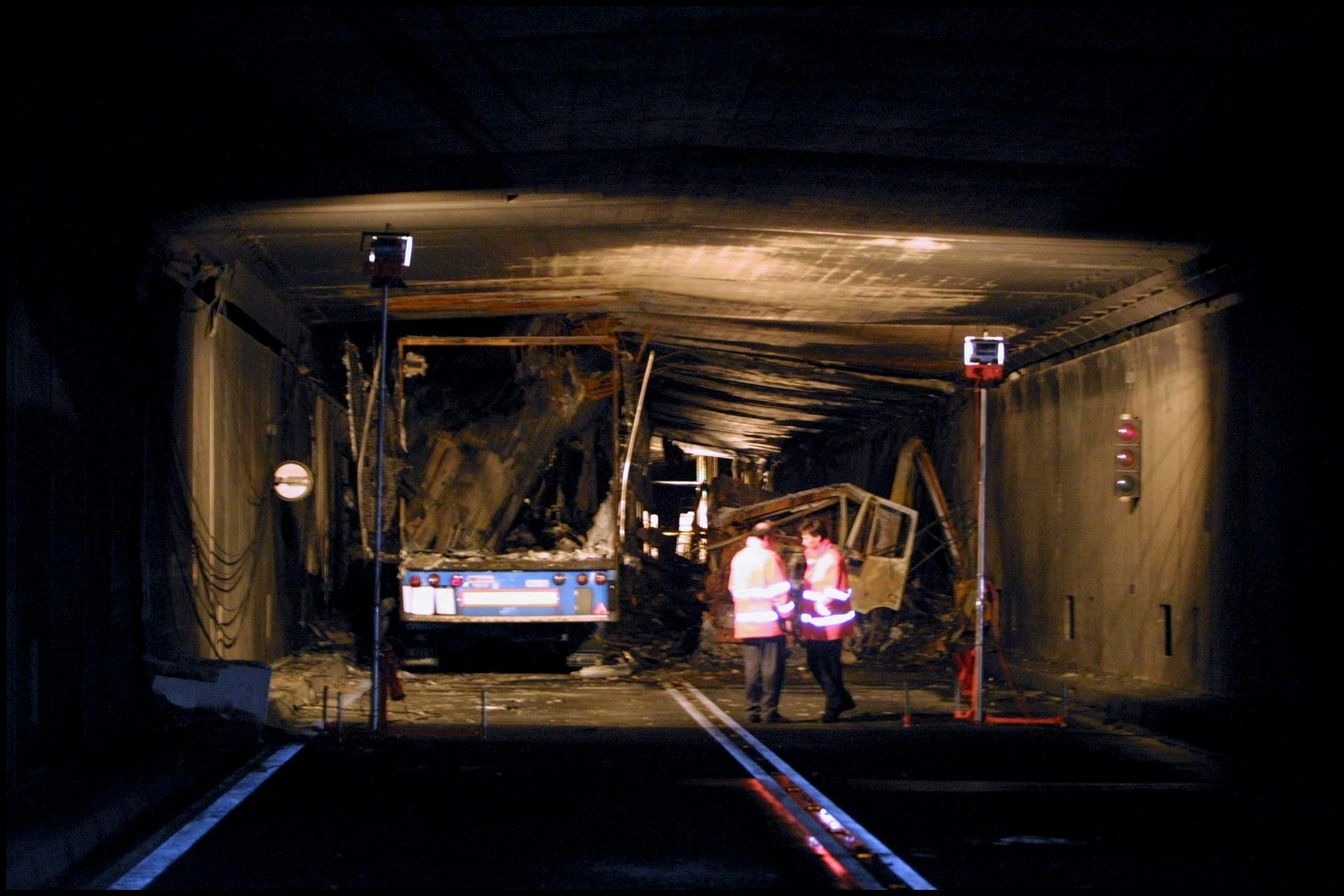2001年10月24日，瑞士聖哥達公路隧道發生火災（Gotthard Road Tunnel Fire），兩輛卡車相撞引發隧道火災，造成11人死。(Getty)
