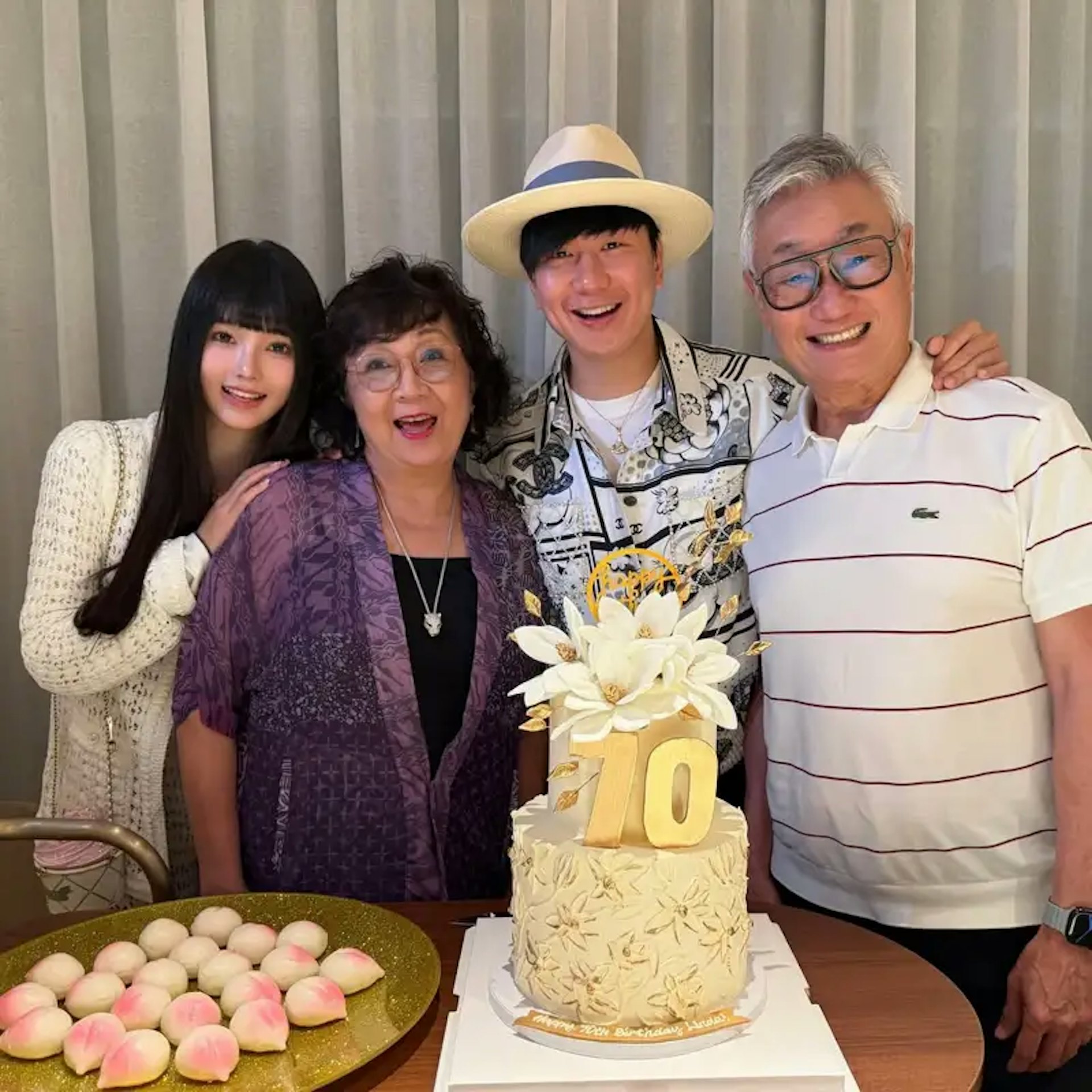 林俊傑(右二)PO出與女友七七(左一)一家四口同框合照。(IG@jjlin)