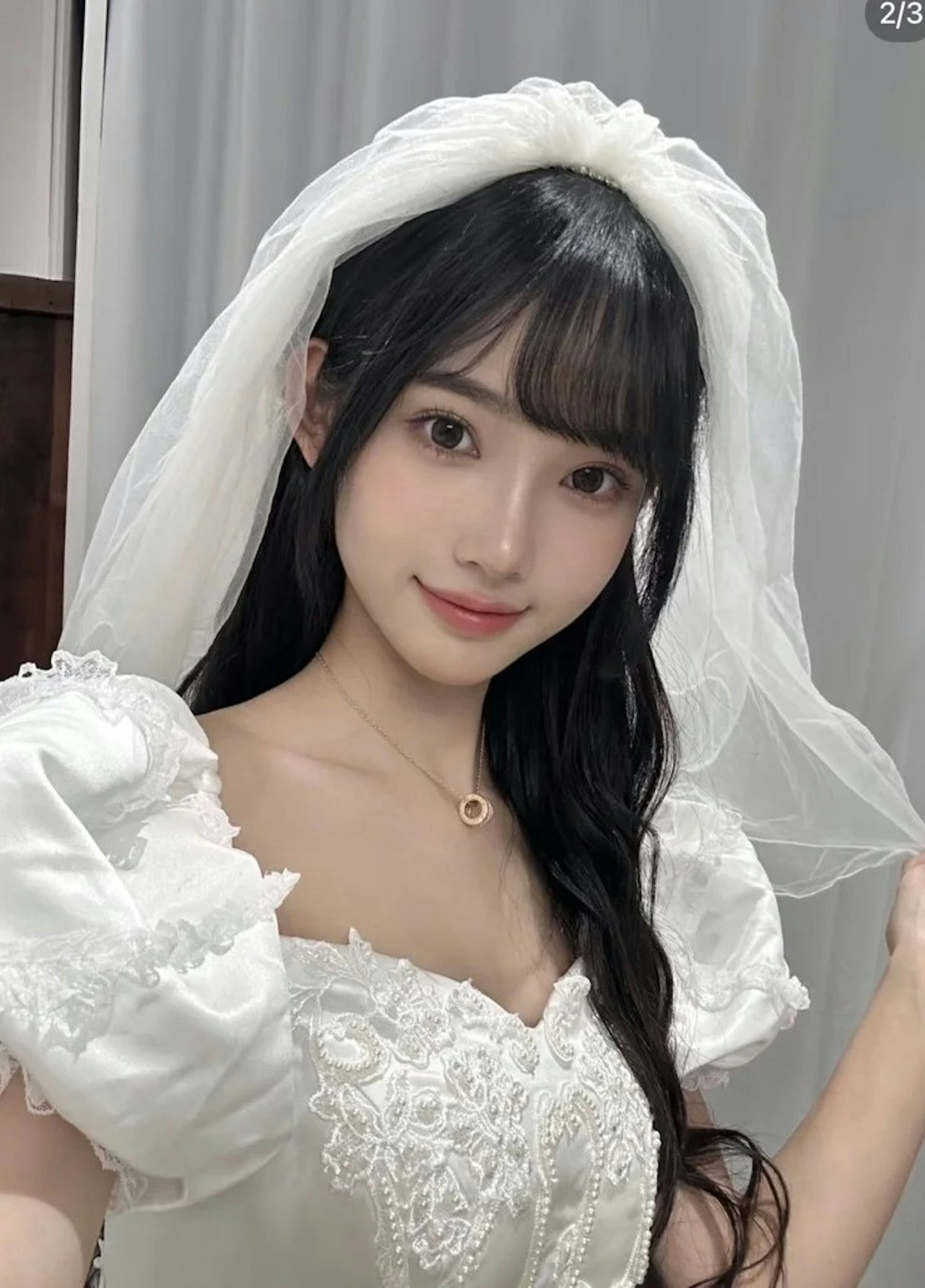 七七的絕美低胸婚紗照近日在網上瘋傳。(小紅書)