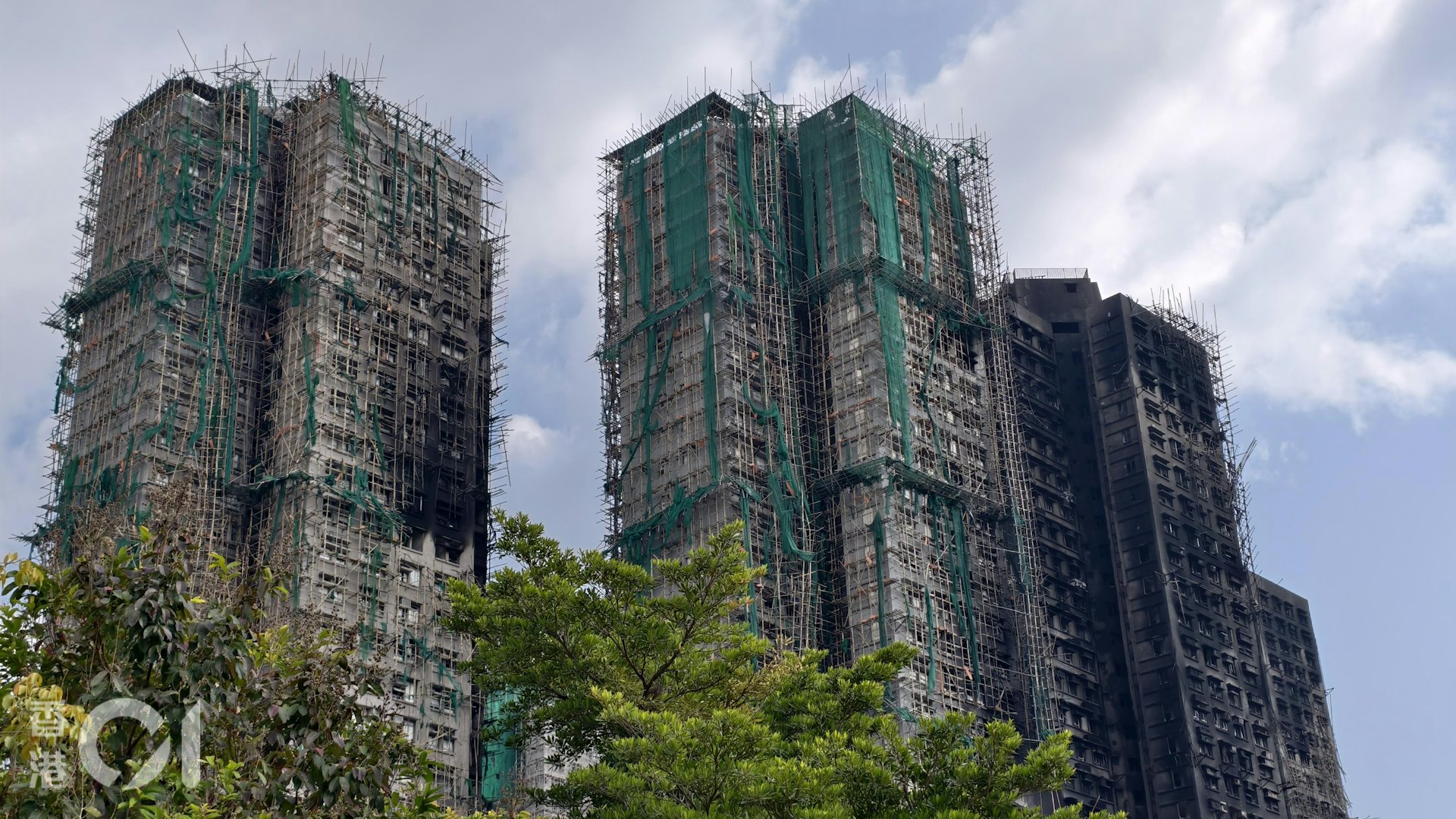 宏福苑大火|警方大埔火警傷亡查詢熱線 周一起朝九晚六運作 宏福苑大火|警方大埔火警傷亡查詢熱線 周一起朝九晚六運作